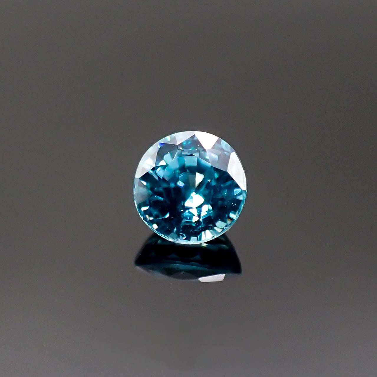 ブルージルコン(宝石名ジルコン)カンボジア産 0.59ct 識別済[220817505]4.5x4.4mm前後