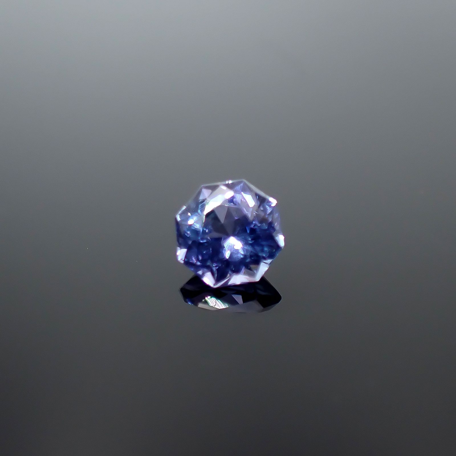 ◇オクタゴンカット◇タンザナイト 非加熱 タンザニア産 0.58ct / 5.1x5mm前後 [251031220]