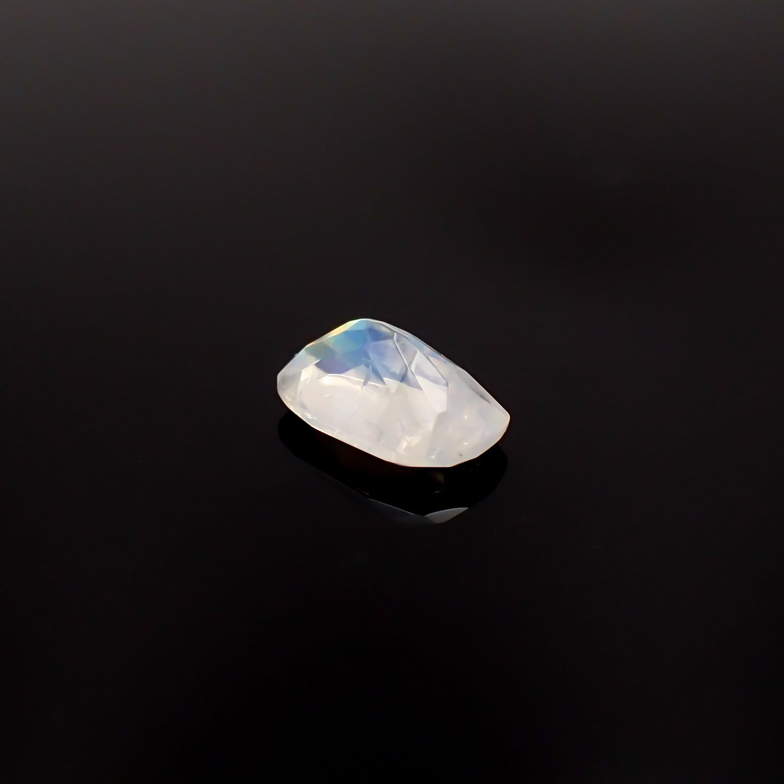 レインボームーンストーン インド・ビハール産 2.73ct / 11.2x7.2mm前後 [260431972]