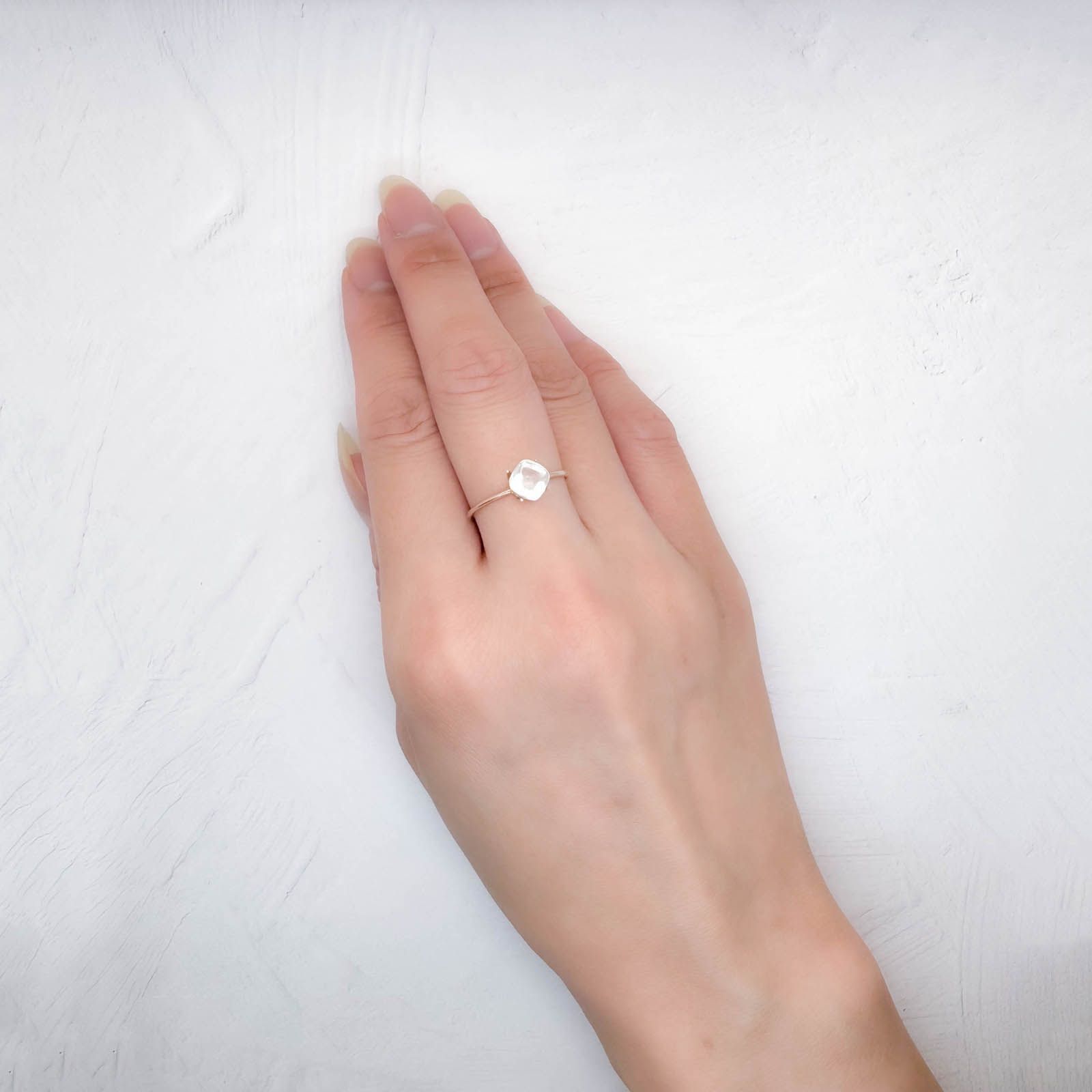 ◇バフトップカット◇レインボームーンストーン(宝石名ラブラドライト)マダガスカル産 ソ付(彩珠) 1.220ct / 6.1x5.8mm前後 [250931032]