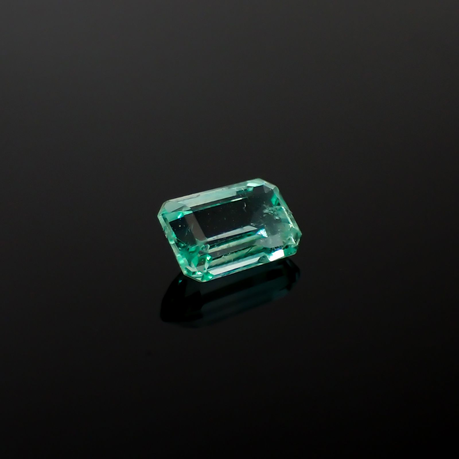パステルカラーエメラルド コロンビア産 0.49ct[240225961]5.7x3.6mm前後
