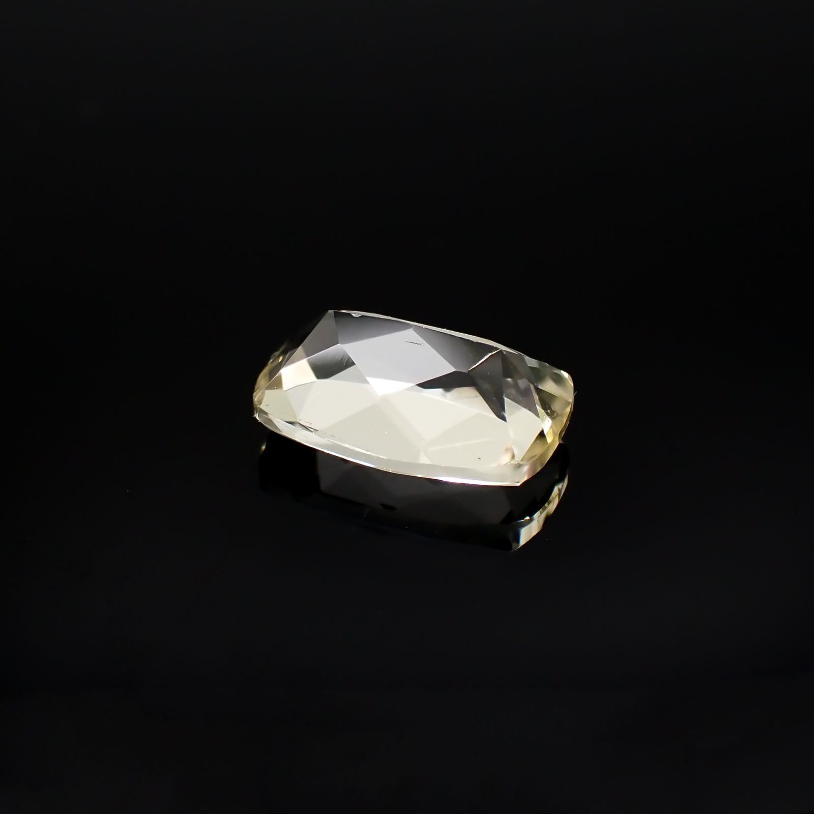 イエロースキャポライト(宝石名イエロー・スキャポライト)ブラジル・ミナスジェライス州産 識別済 1.44ct / 9.1x5.9mm前後 [251118022]