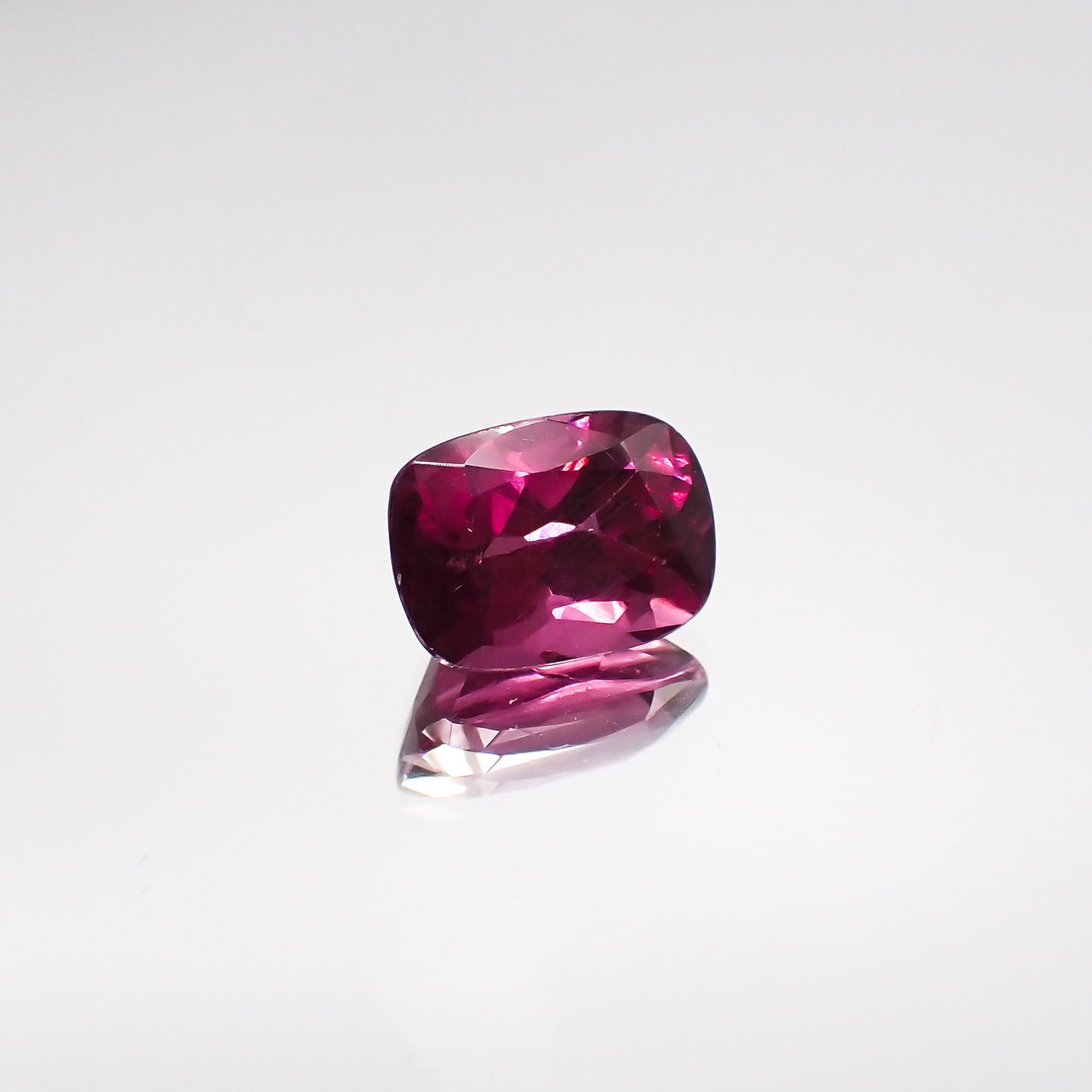 マラヤガーネット(宝石名パイロープ スペサルティン アルマンディン・ガーネット) タンザニア産 1.947ct ソ付(彩珠)[210711610]8.2×5.9mm前後