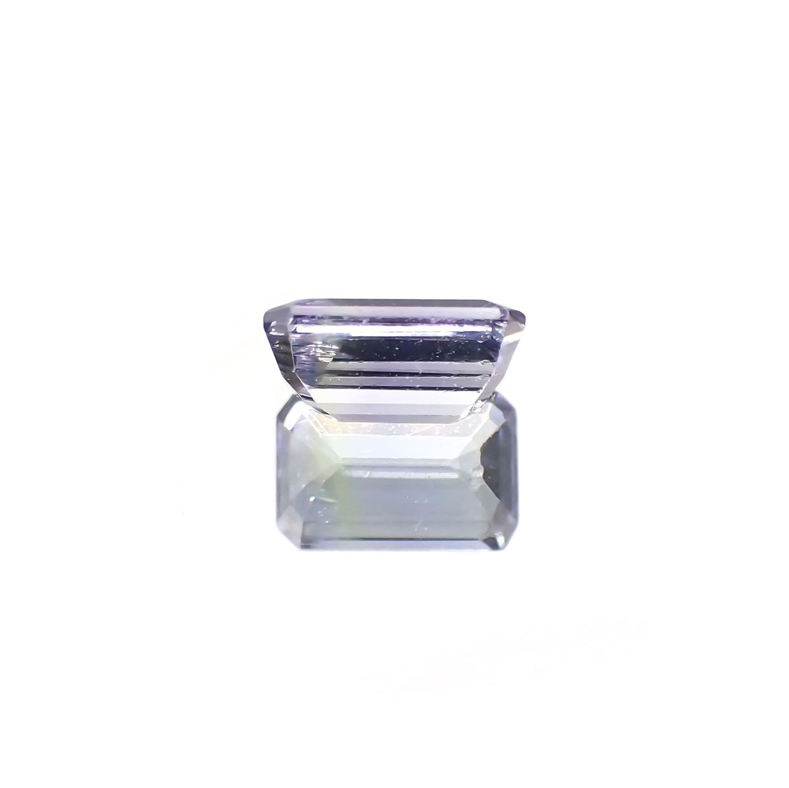 パーティカラータンザナイト(宝石名パーティカラード・ゾイサイト) タンザニア産 ソ付(彩珠) 0.666ct / 5.9x3.9mm前後 [260311845]