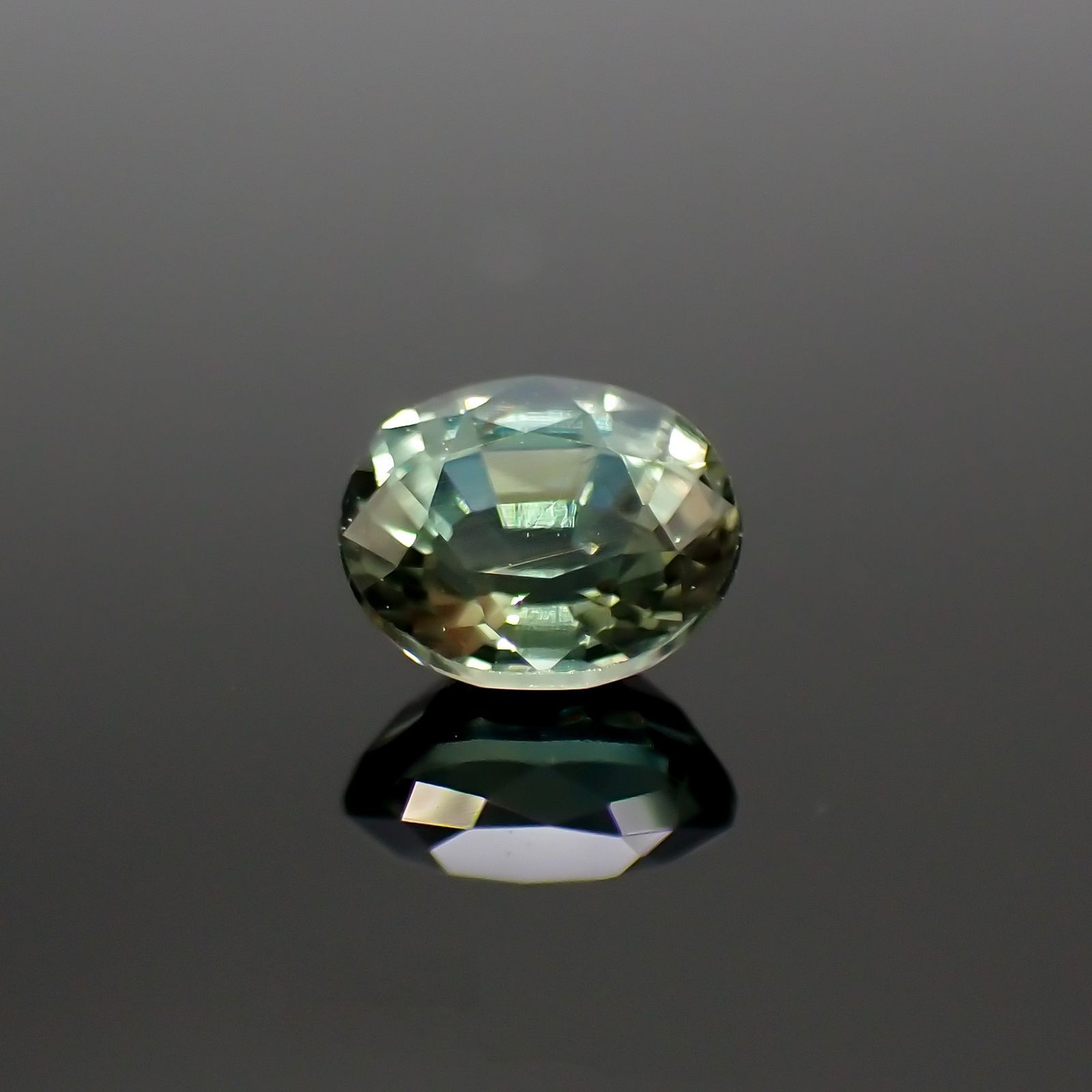 アレキサンドライト(宝石名アレキサンドライト) マダガスカル産 0.309ct ソ付(彩珠/CGL）[20106993]4.2×3.5mm前後