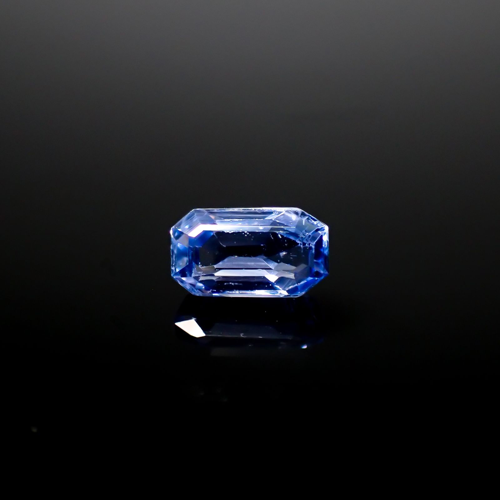 アイスブルーサファイア スリランカ産 0.89ct [241229585]6.8x3.8mm前後