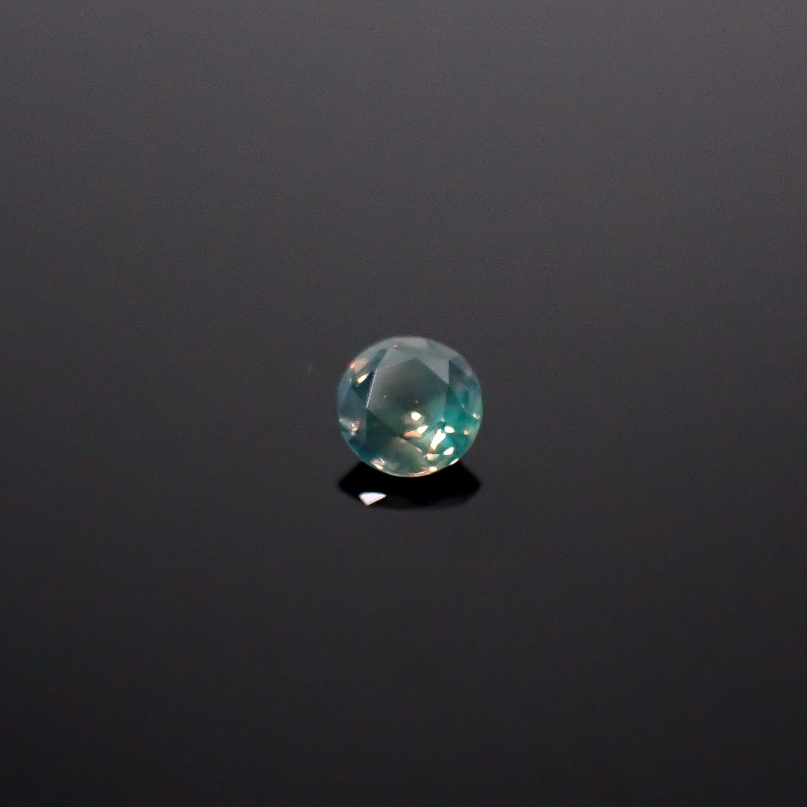 シルキーアレキサンドライト ブラジル・ミナスジェライス州ヘマチタ鉱山産 0.069ct / 2.5x2.5mm前後 [250931030]