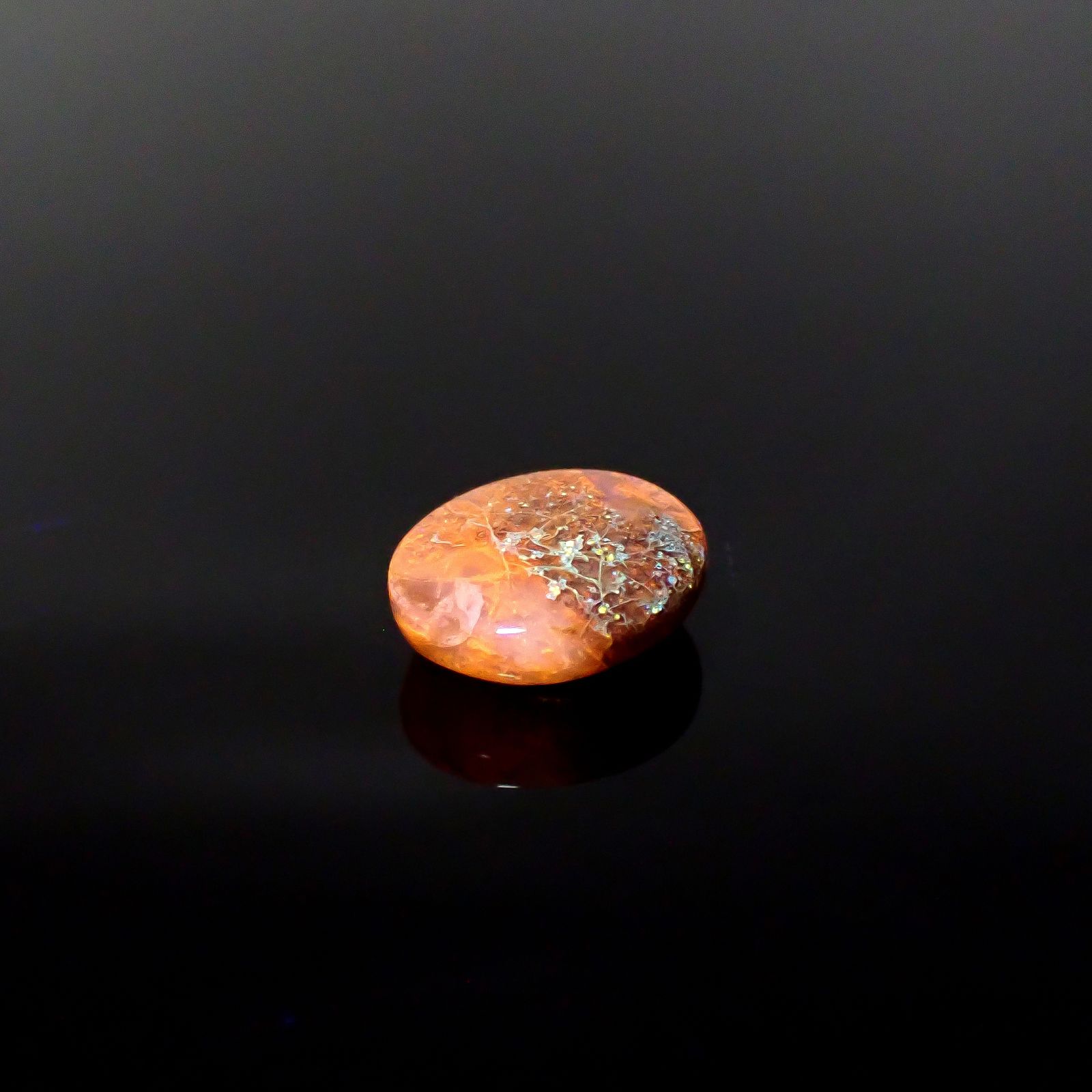 北海道石(北海道オパール)※裏面蛍光  北海道河東郡鹿追町然別産 4.79ct [250630530]13.4x10.9mm前後