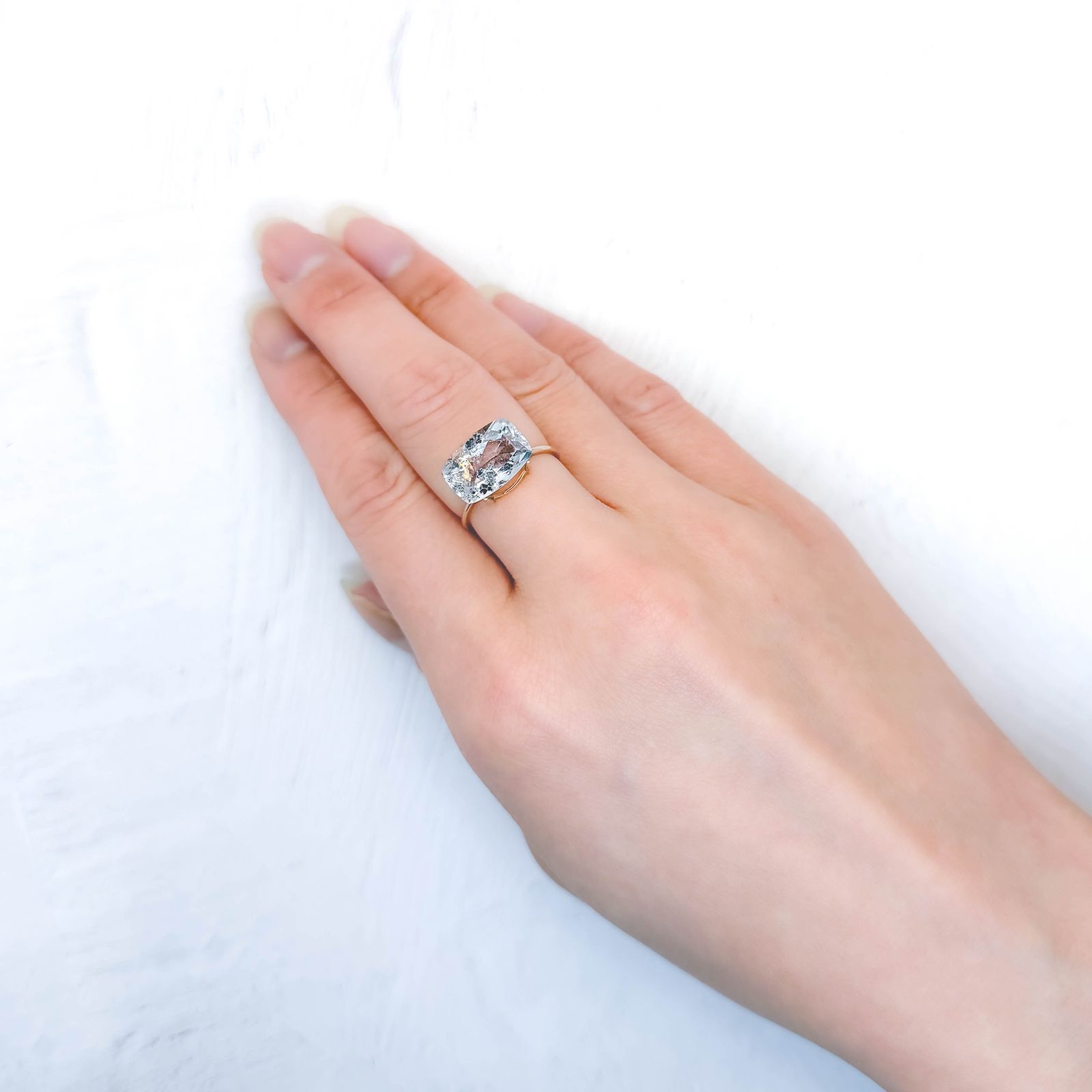 グラファイトインクォーツ ブラジル産 3.94ct / 12.8x8.4mm前後 [260331930]