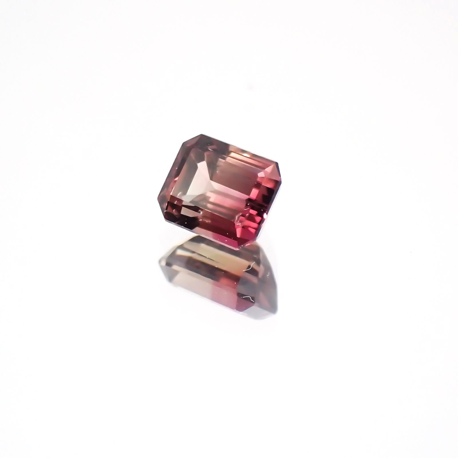 バイカラーサファイア(宝石名バイカラー・サファイア) タンザニア産 0.29ct 識別済[21069751]3.8×3.1mm前後