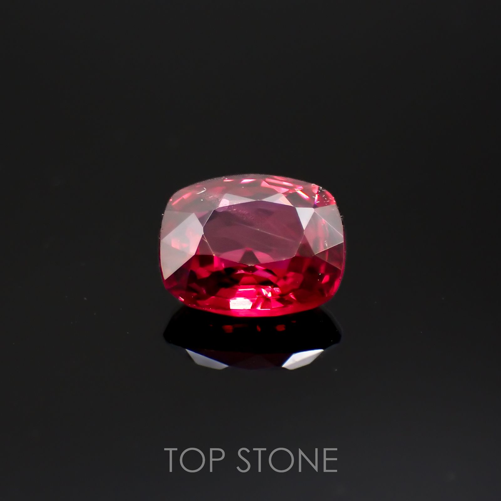 レッドスピネル(宝石名スピネル)ビルマ/マダガスカル産 0.75ct 識別済[220817541]5.9x4.9mm前後