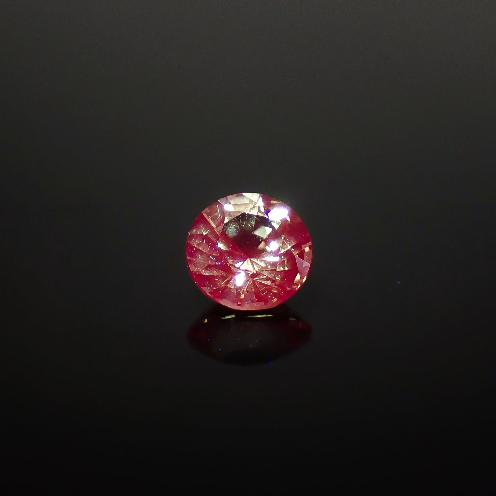 ドラゴンガーネット タンザニア産 0.57ct / 4.9x4.9mm前後 [260732669]