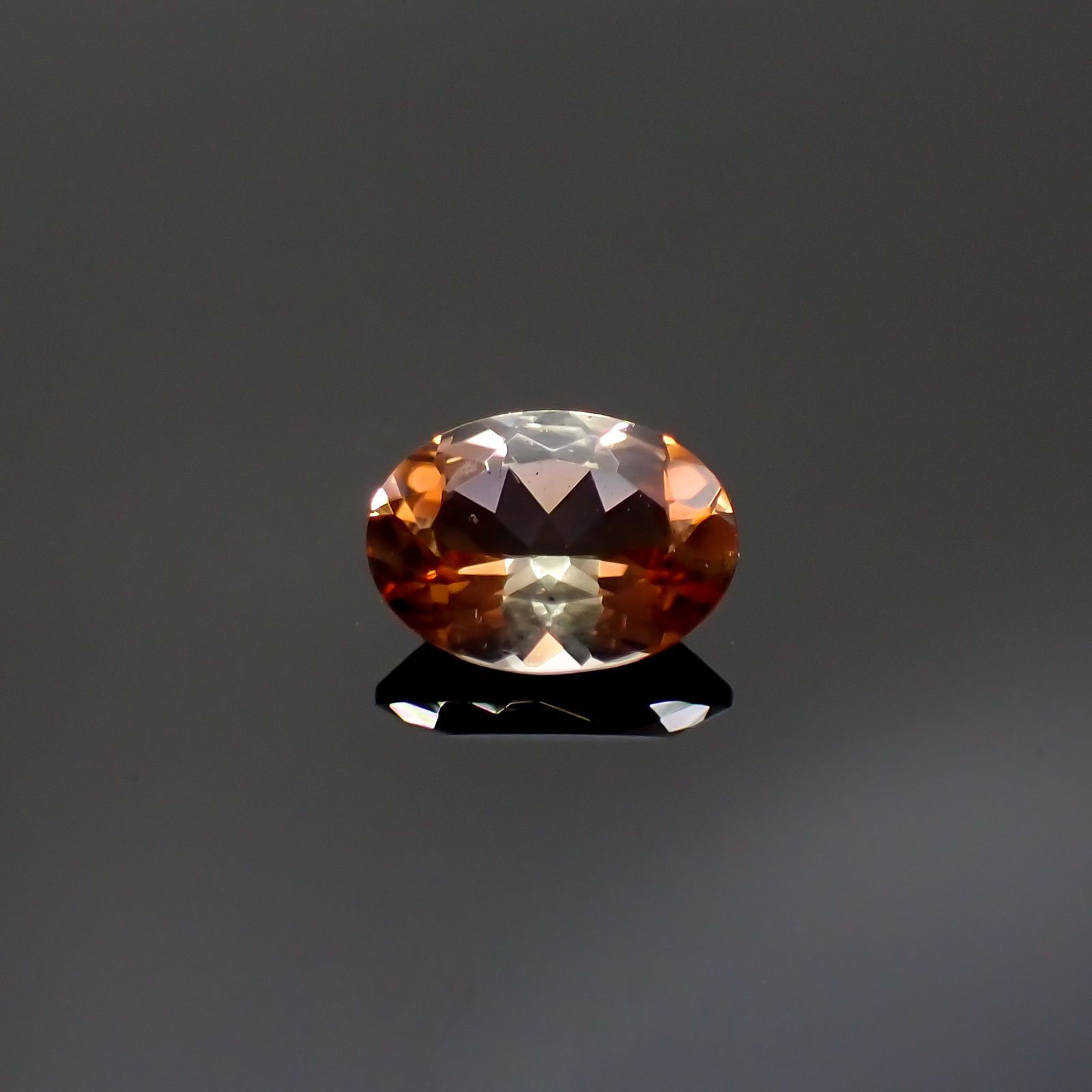 バイカラーアンダリュサイト(宝石名アンダリュサイト)スリランカ/マダガスカル産 0.73ct 識別済[220515703]7.1x5.1mm前後
