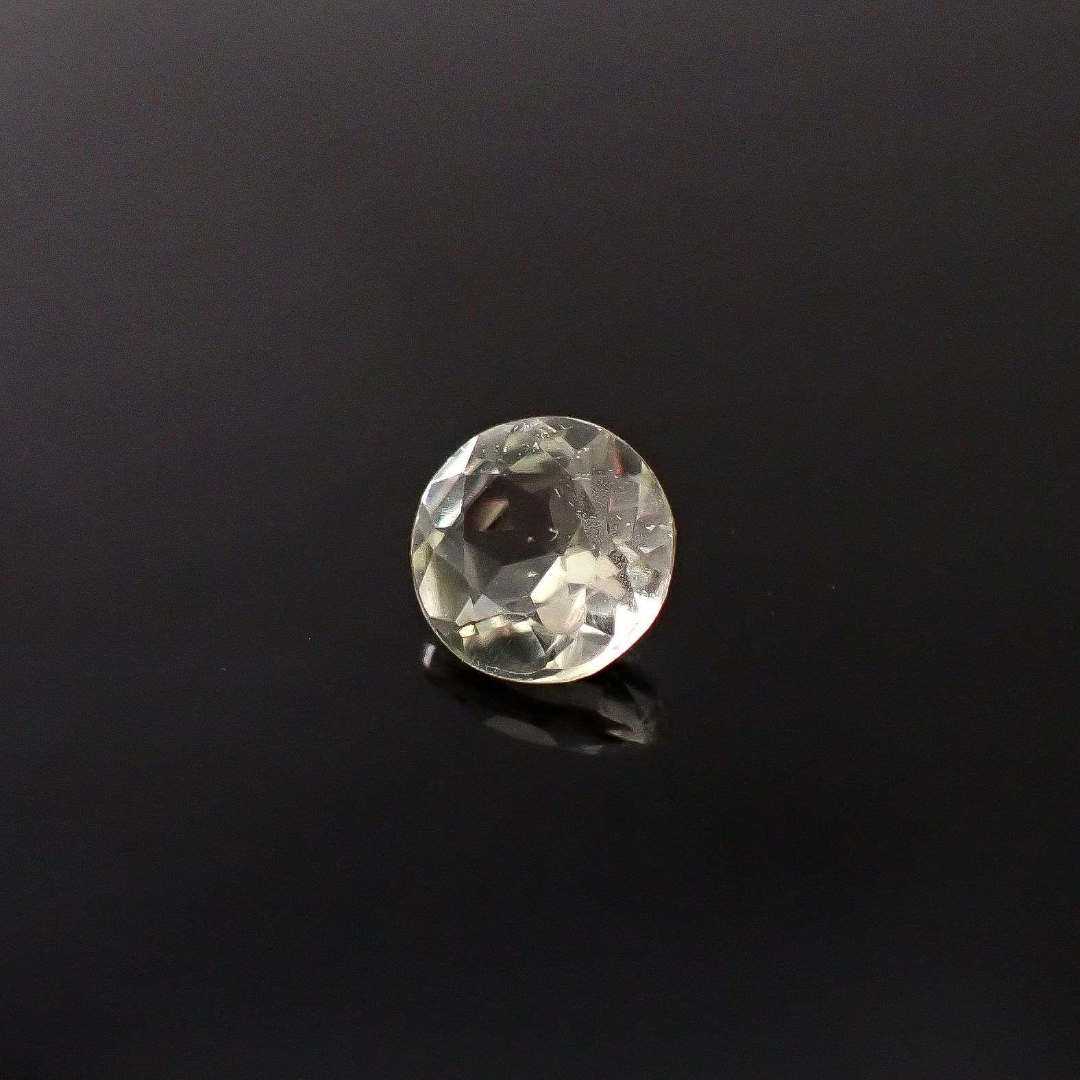 ブラジリアナイト(宝石名ブラジリアナイト)ブラジル産 識別済 0.55ct / 5.4x5.2mm前後 [260131494]