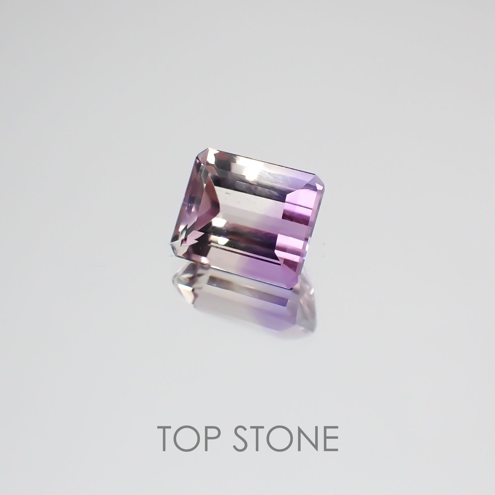 アワーグラスアメジスト(宝石名バイカラー・クォーツ) モロッコ産 2.73ct 識別済[21028590]8.8×7.3mm前後