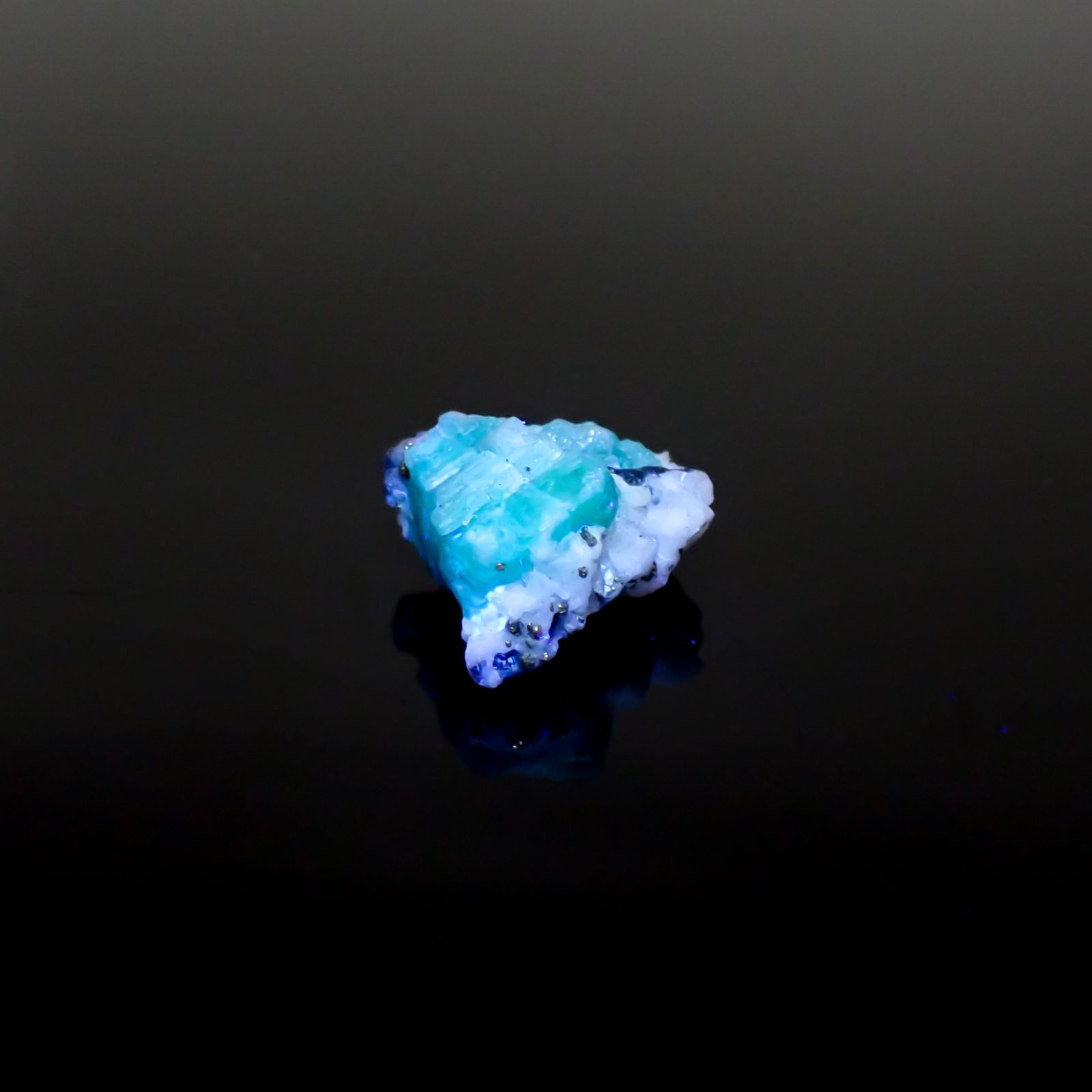 エメラルド 原石 コロンビア産 8.57ct[240427246]16.1x14mm前後