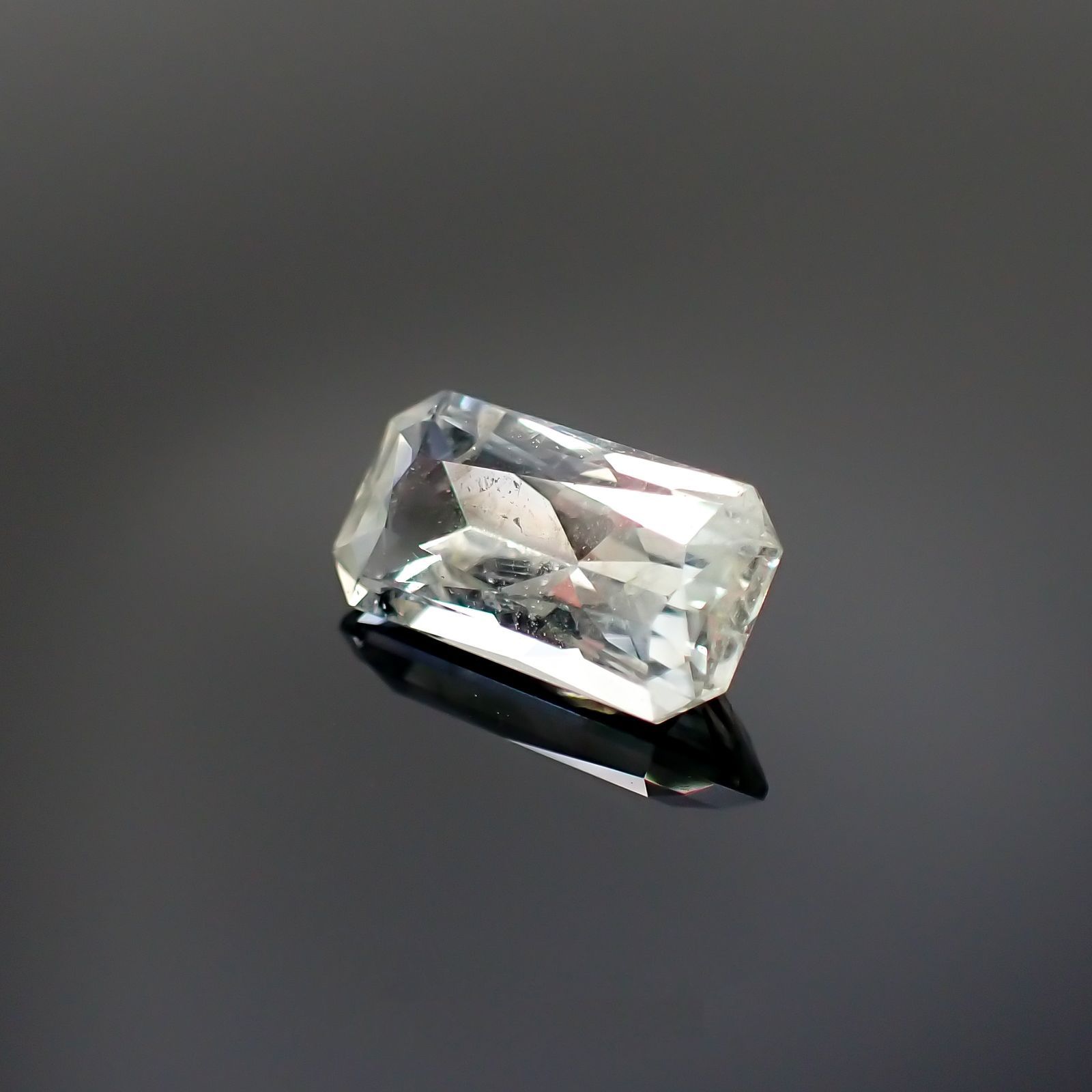 ジェレメジェバイト(宝石名エレメージェバイト)ナミビア産 1.418ct ソ付(彩珠)[230823130]9.2x5mm前後