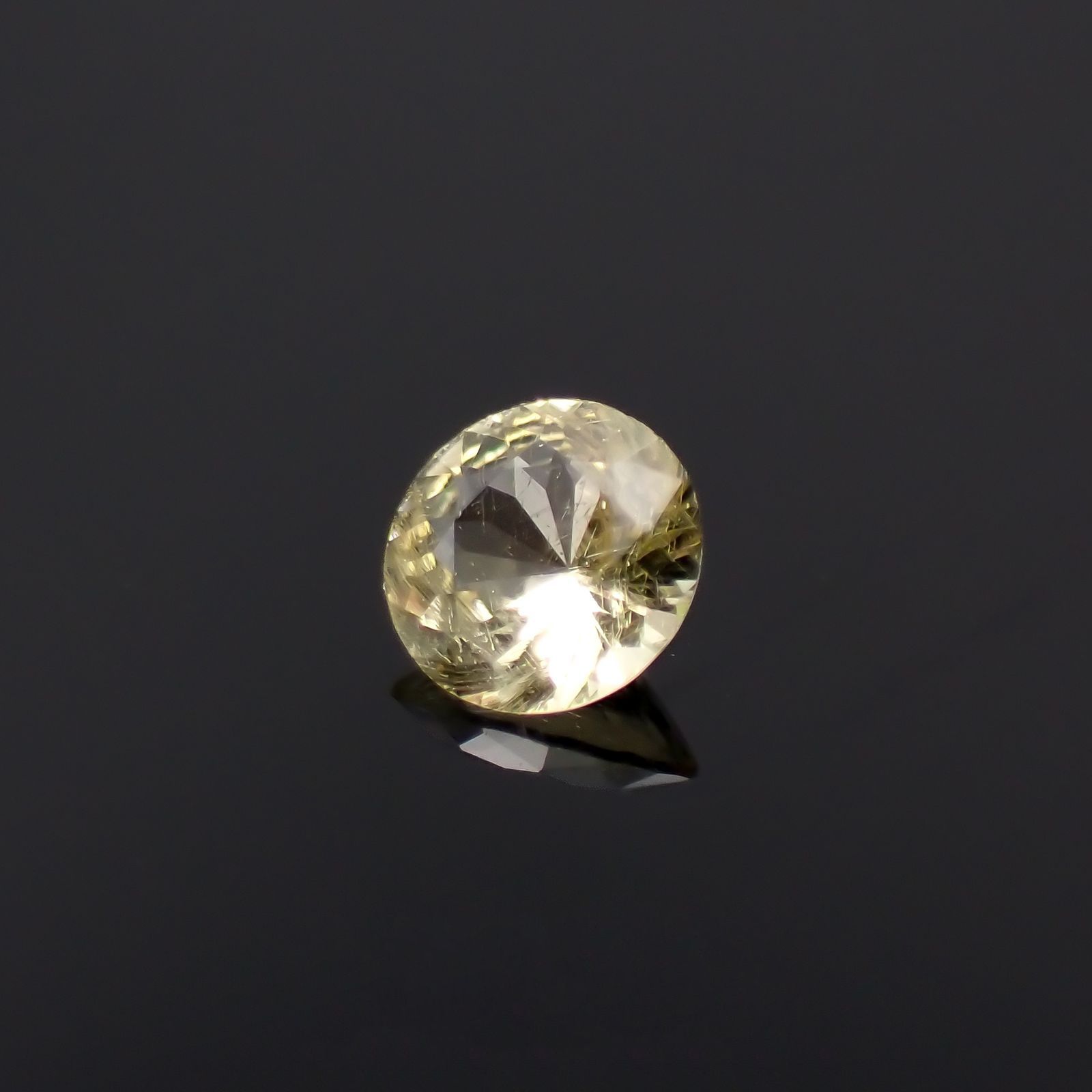 イエローダンビュライト(宝石名イエロー・ダンブライト)タンザニア産 識別済 0.092ct / 3x3mm前後 [260319630]