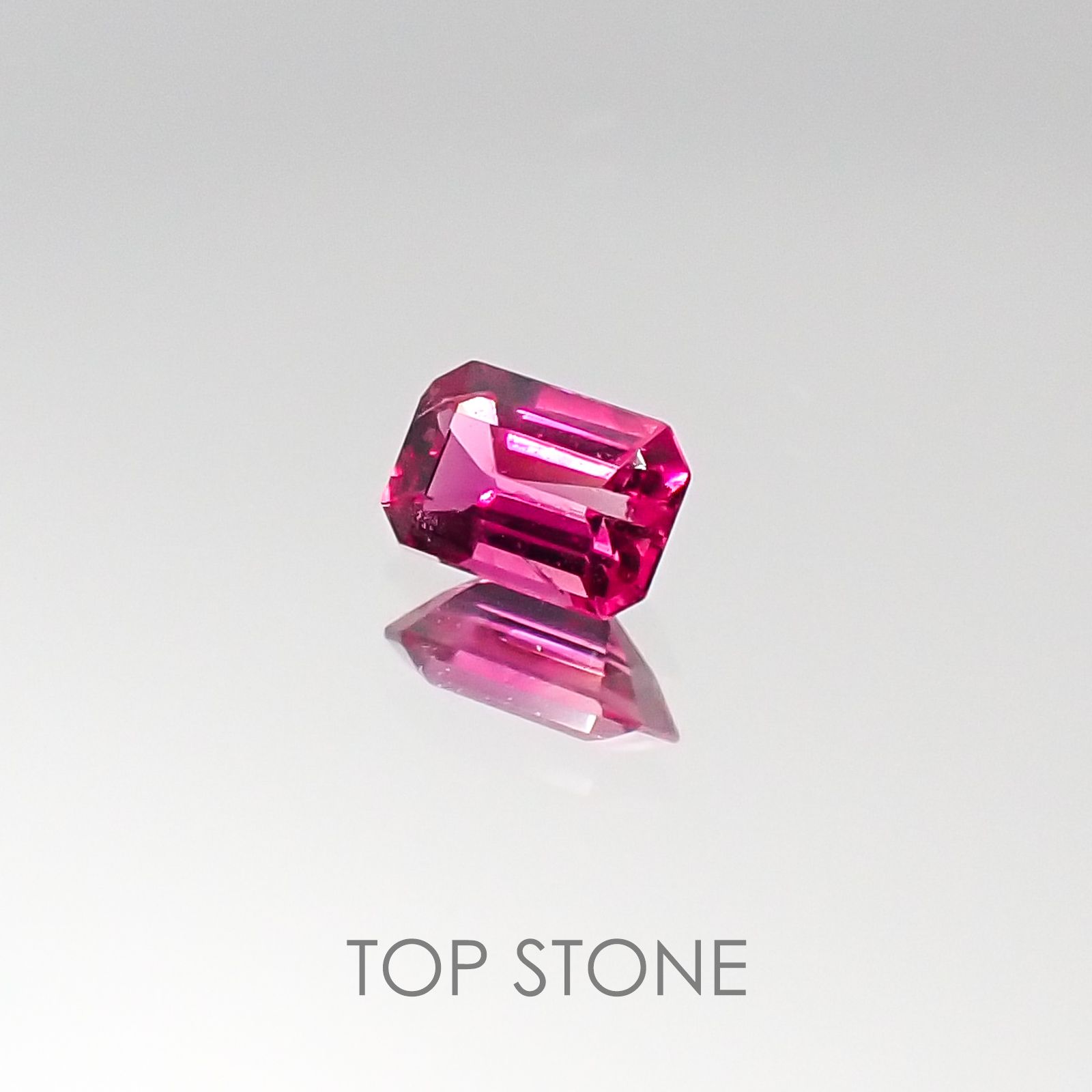 レッドベリル アメリカ・ユタ州産 ルース 0.12ct[20085218]3.8×2.6mm前後