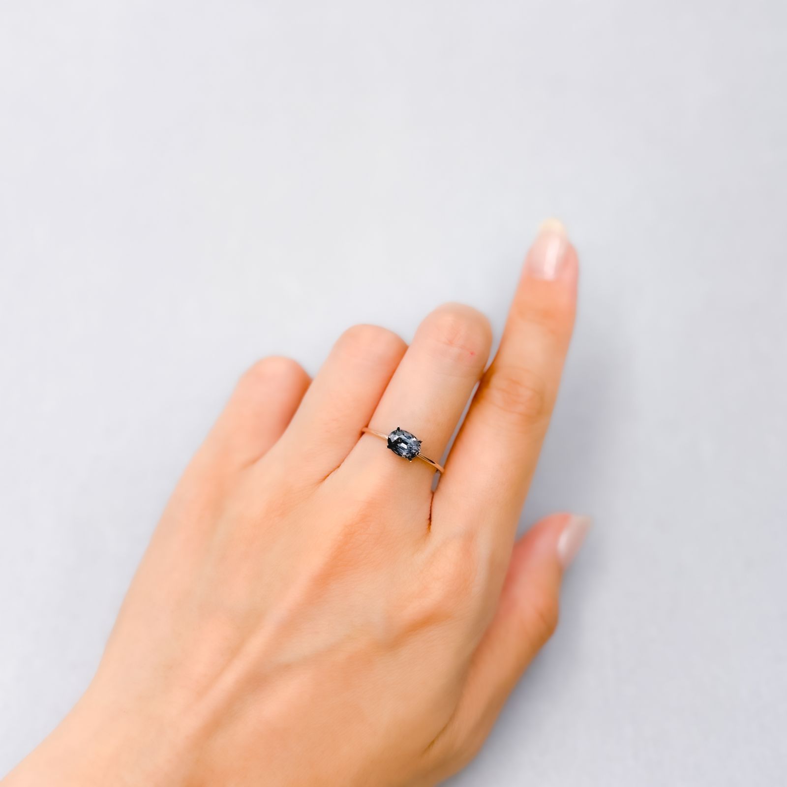 プラチナスピネル(宝石名スピネル) ビルマ産 0.855ct ソ付(彩珠)[250812842]6.8×4.8mm前後