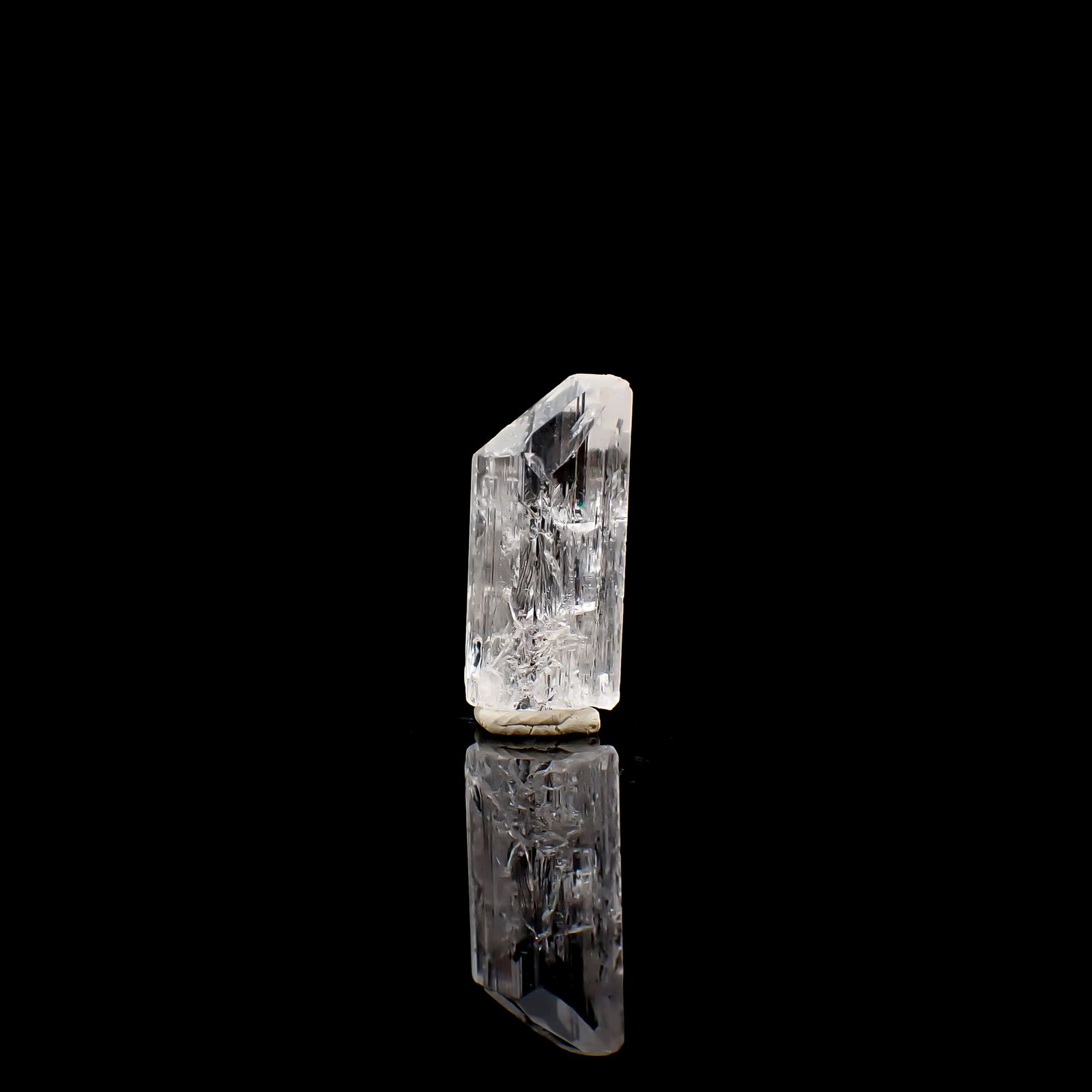 ダンビュライト原石 メキシコ産 13.42ct / 21.6x7.1mm前後 [260532165]