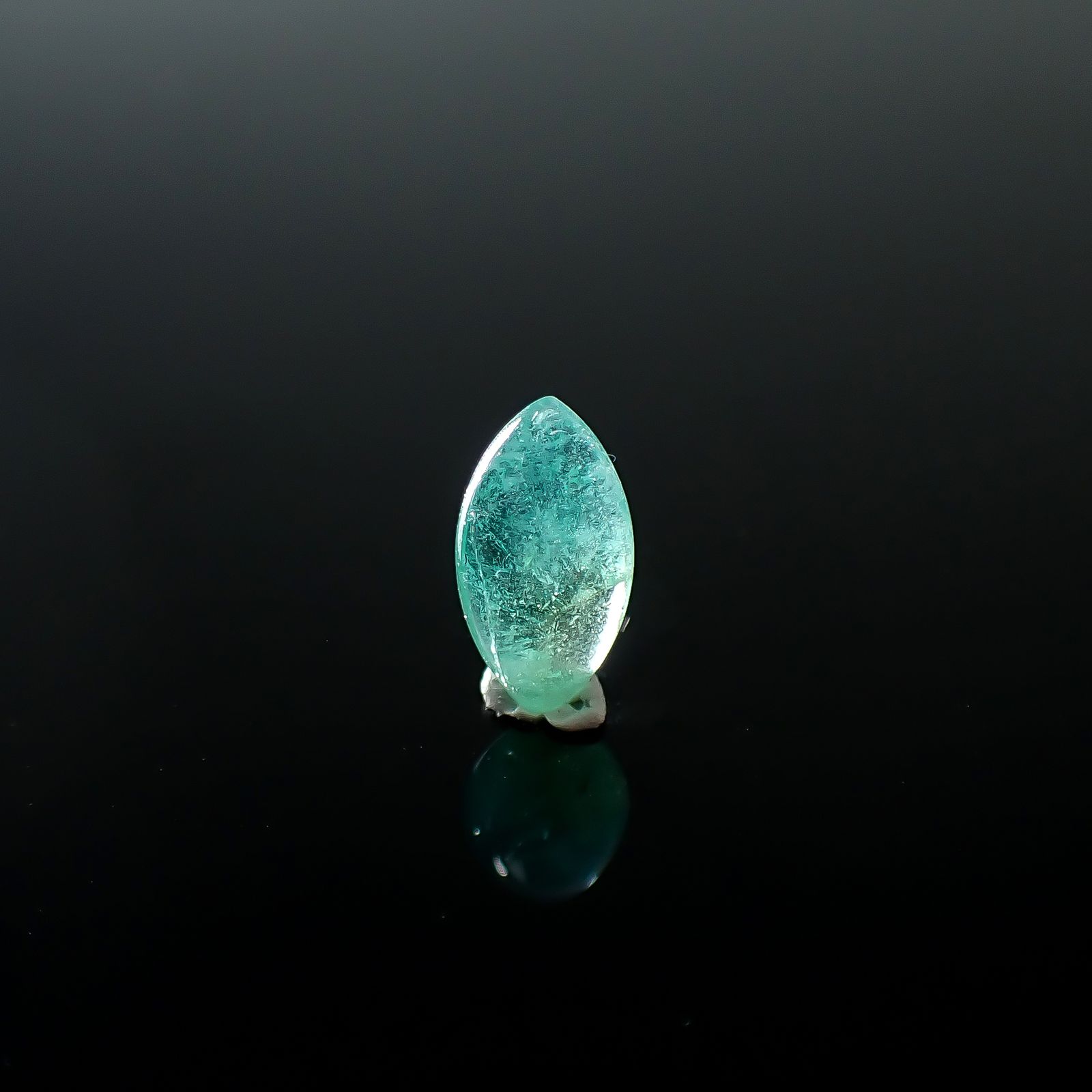 パライバトルマリン ブラジル・キントス鉱山産 0.79ct / 9.4x5.1mm前後 [251031351]