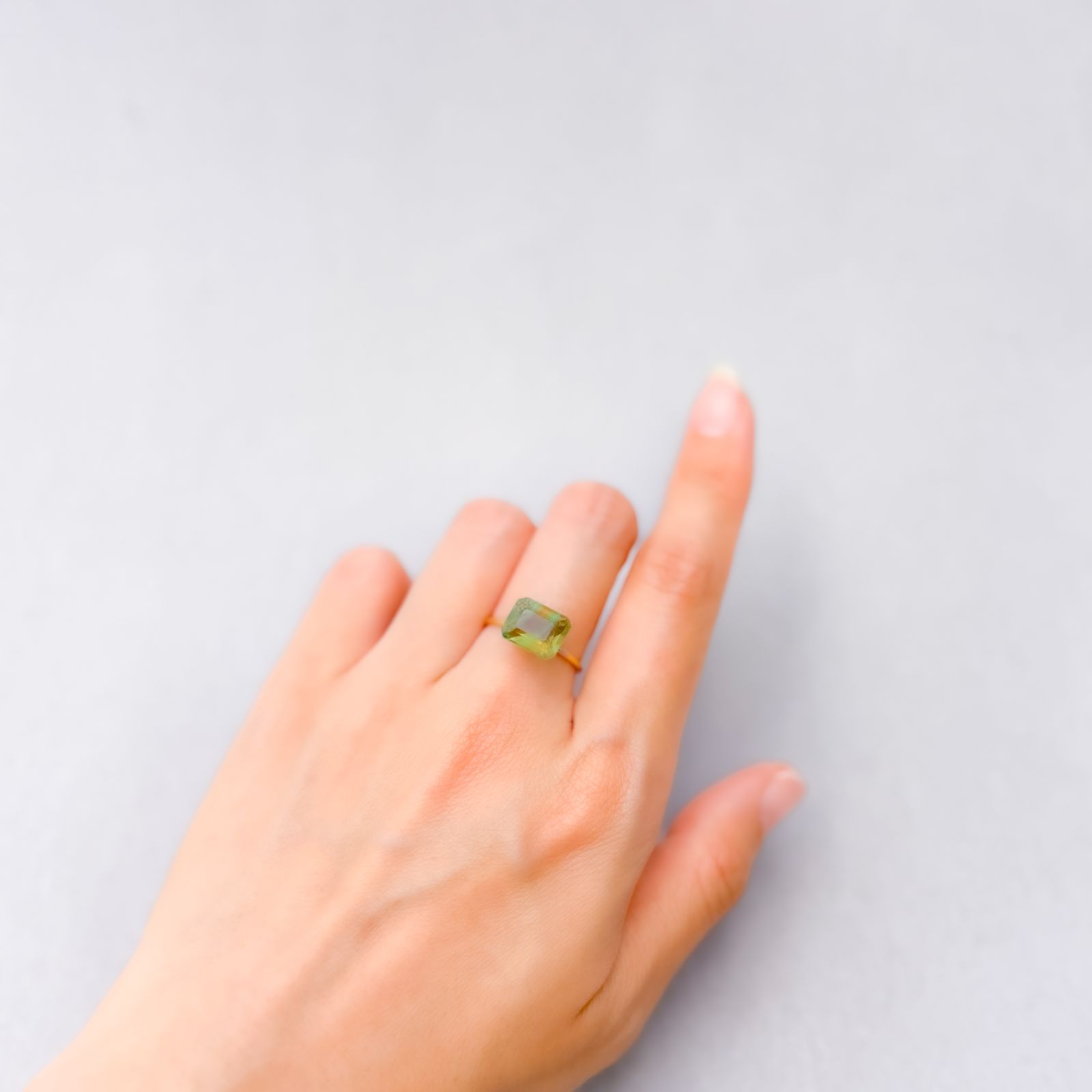 バイカラーフローライト フルオレッセンス ブラジル産 3.96ct [250430250]9.8x7.8mm前後