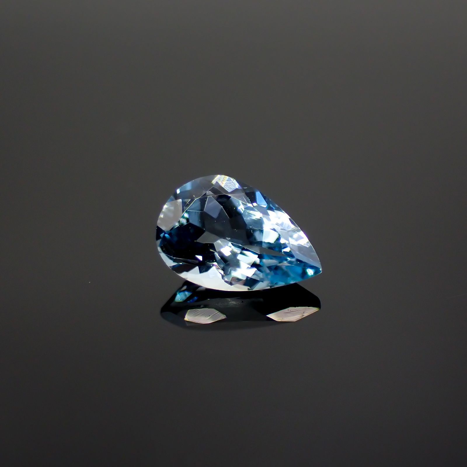 サンタマリアアクアマリン(宝石名アクアマリン) ブラジル産 0.576ct ソ付(彩珠)[210812632]7.2×4.8mm前後