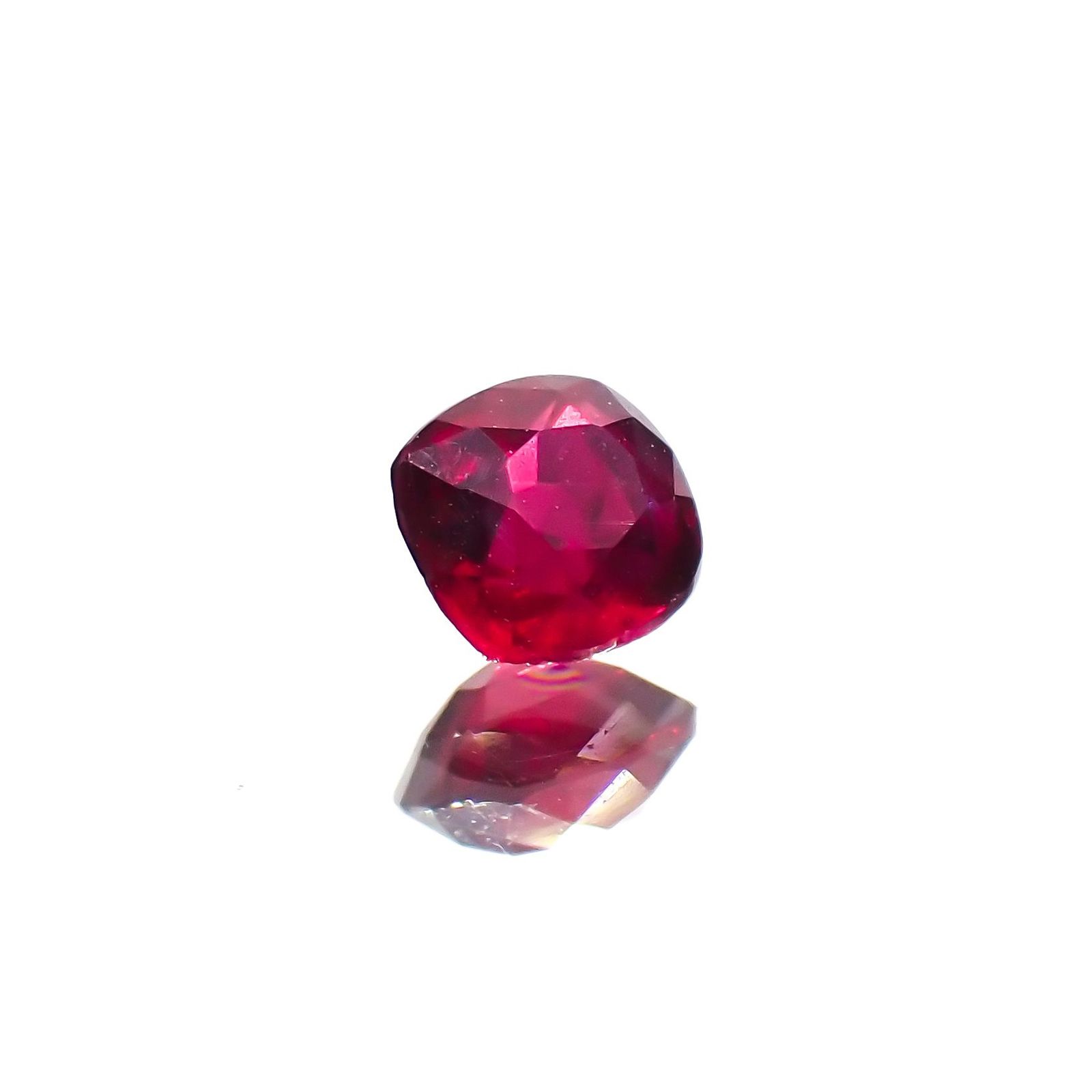 ルビー 非加熱 マダガスカル産 0.26ct / 3.5x3.4mm前後 [230622339]
