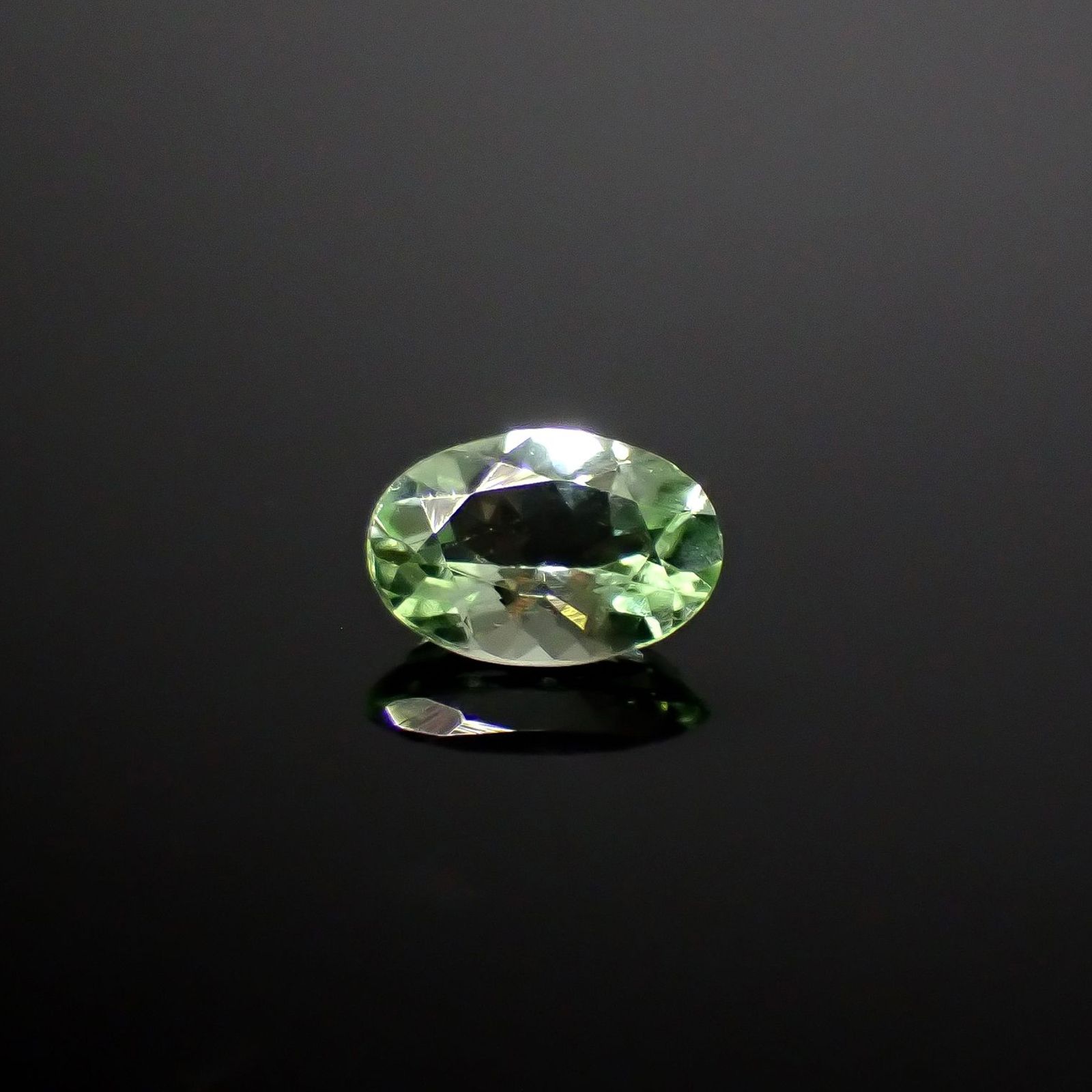 ミントペリドット パキスタン/ノルウェー産 0.42ct / 6.1x4.1mm前後 [250730638]