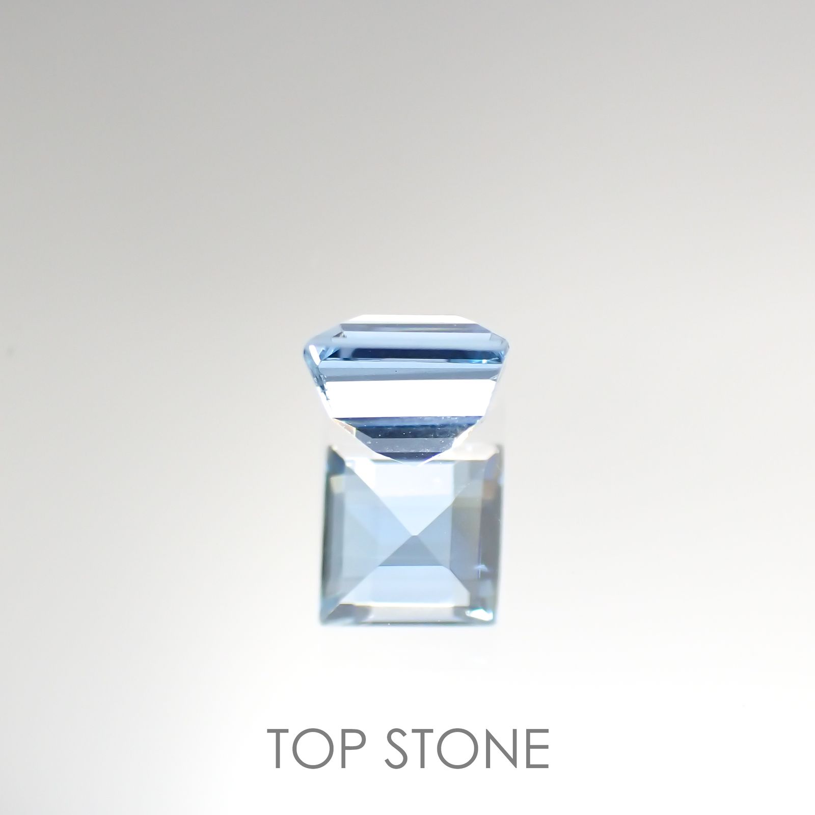 アクアマリン サンタマリアカラー(宝石名アクアマリン) モザンビーク産 0.78ct 識別済[210812598]5×5mm前後