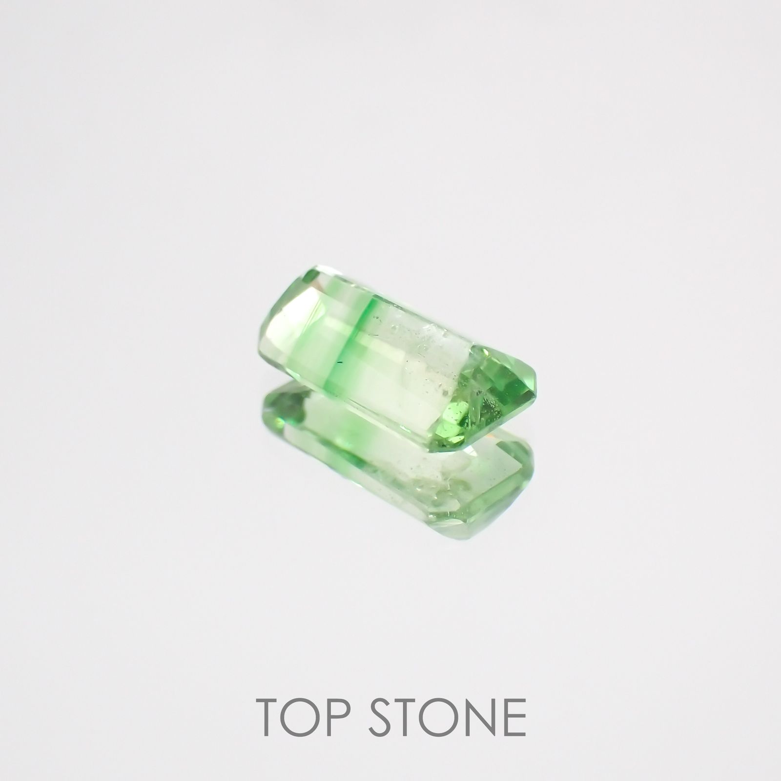 バイカラーツァボライト タンザニア産 ルース 0.89ct[210610923]7.4×4.1mm前後