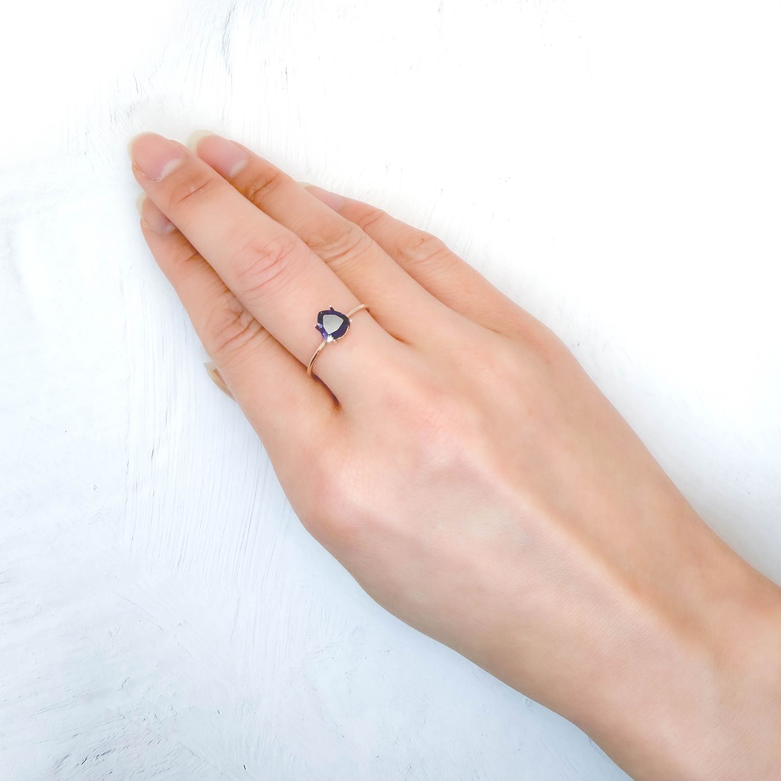 アイオライト タンザニア産 0.53ct / 6.2x6.2mm前後 [260231746]