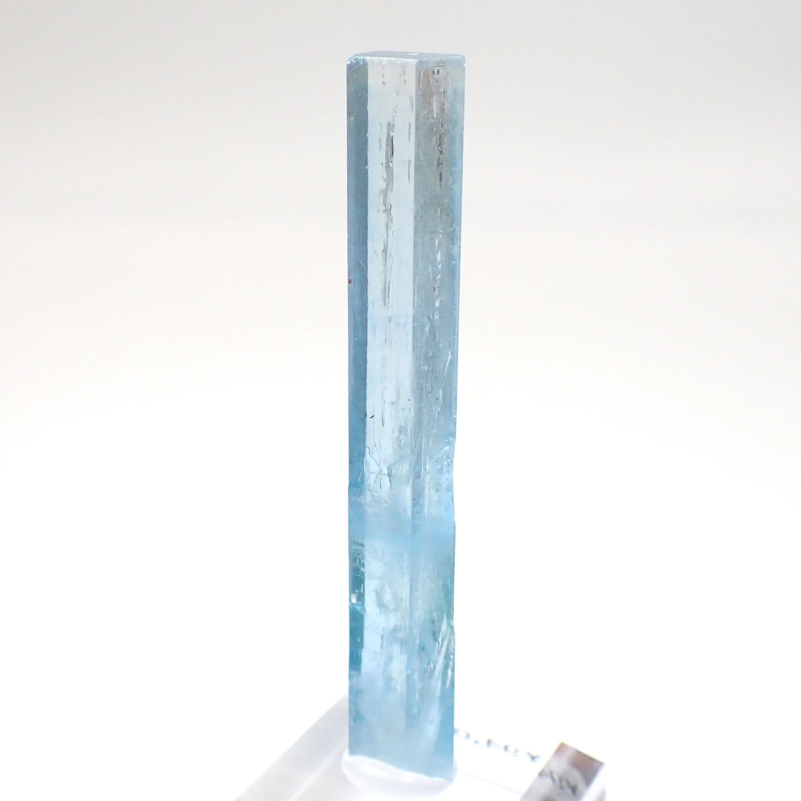 アクアマリン柱状結晶原石 ベトナム産 アクリル台座付き 22.59ct(4.518g) / 4.6x8.2x52.6mm前後 [260632330]