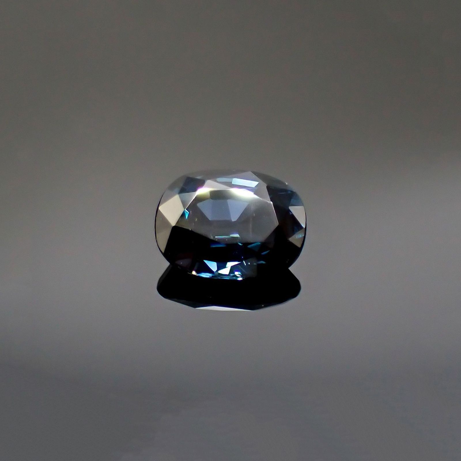 コバルトブルースピネル(宝石名ブルー・スピネル)スリランカ産 ソ付(日独) 1.243ct / 7.47x5.61mm前後 [260717494]