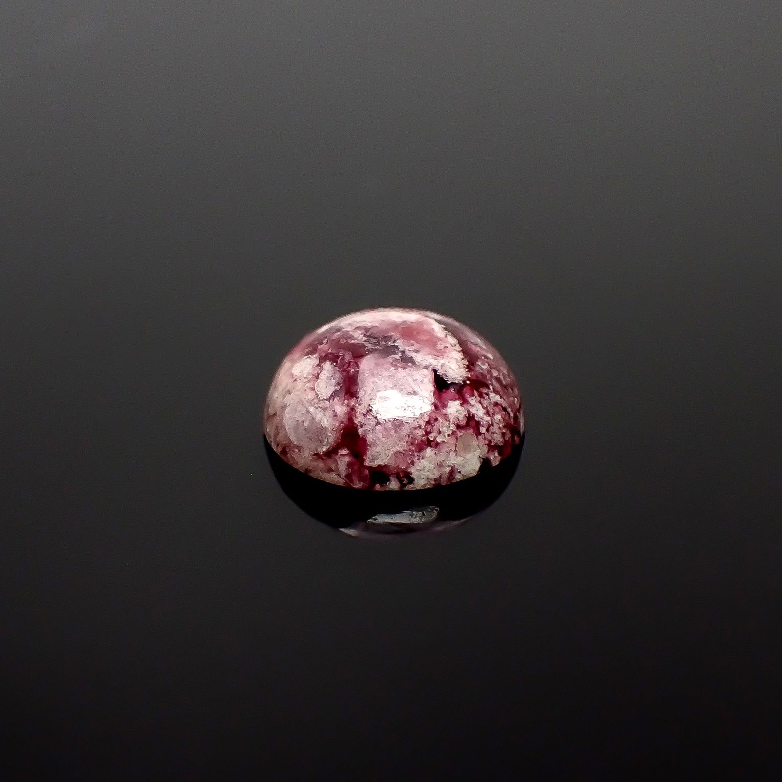 レッドベリル/ピンクベリル(母岩付き) アメリカ・ユタ州産 2.23ct [250530379]9x9mm前後