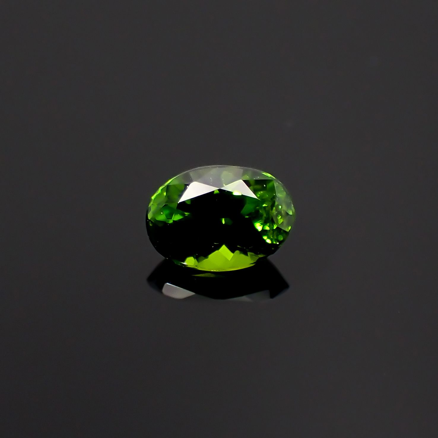 クロムダイオプサイド(宝石名クロム・ダイオプサイド)ロシア産 0.36ct 識別済[231023901]5.3x3.8mm前後