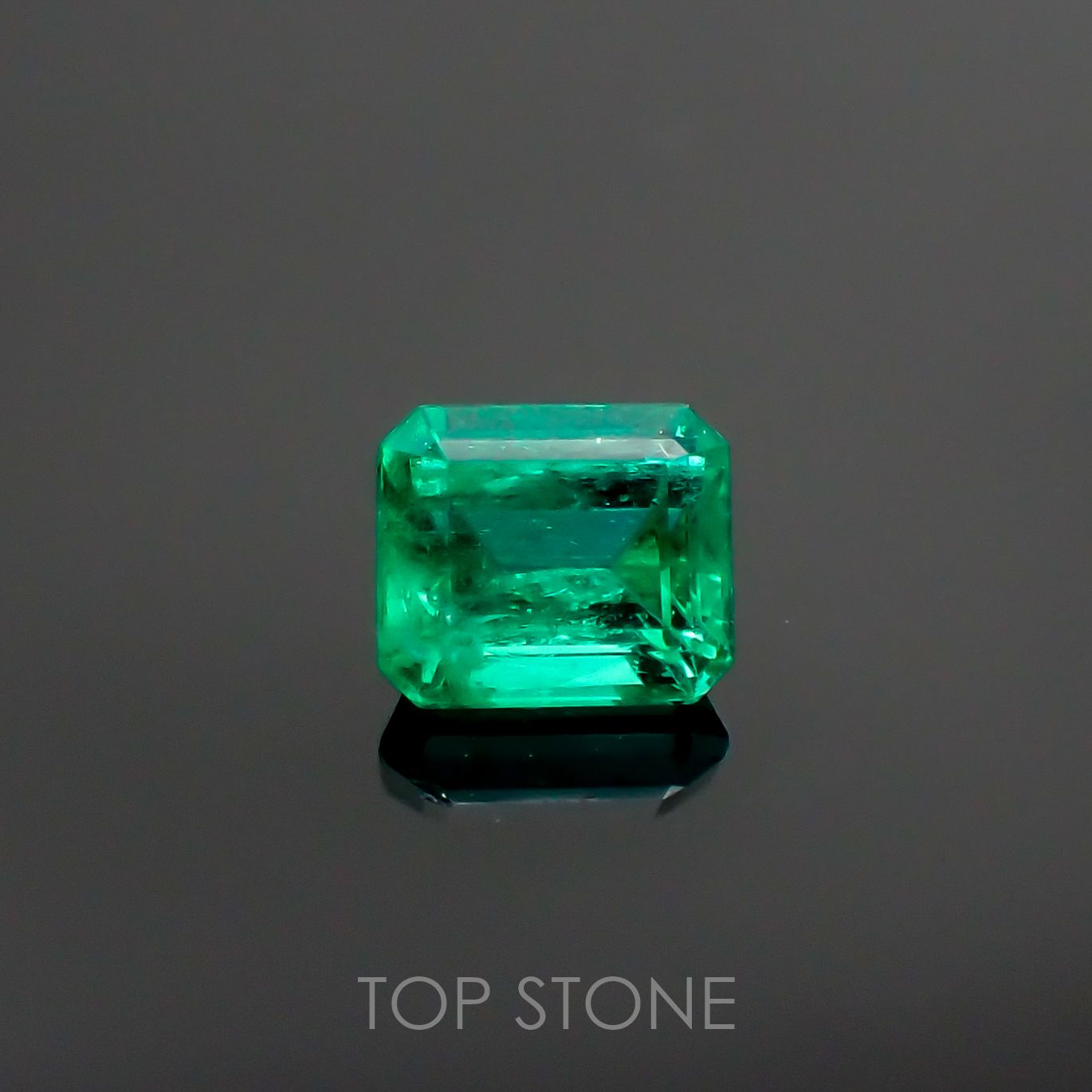 エメラルド コロンビア産 ルース 0.59ct[210711686]5.4×4.6mm前後