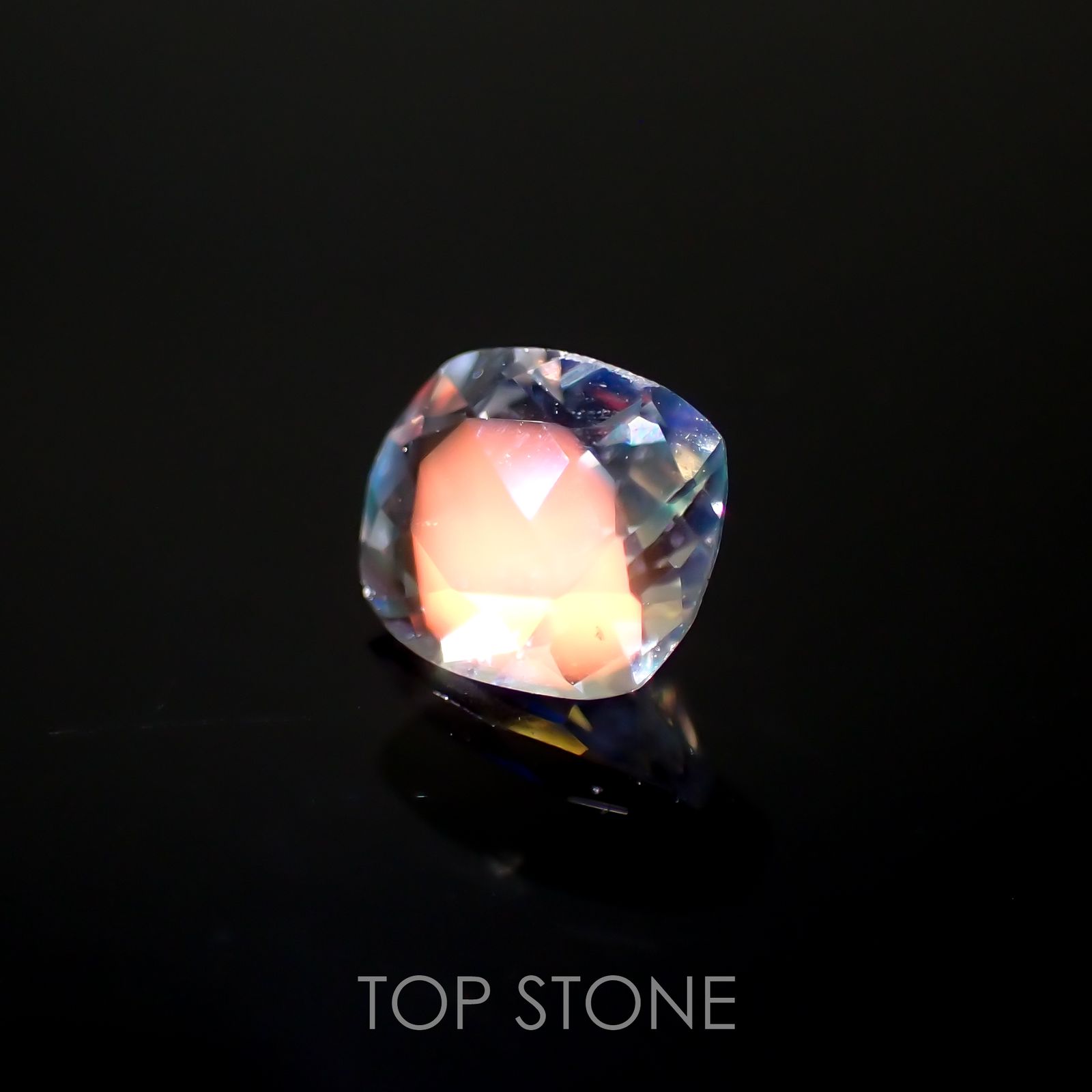 レインボームーンストーン(宝石名ラブラドライト)マダガスカル産 0.36ct 識別済[211113744]5.1x4.3mm前後