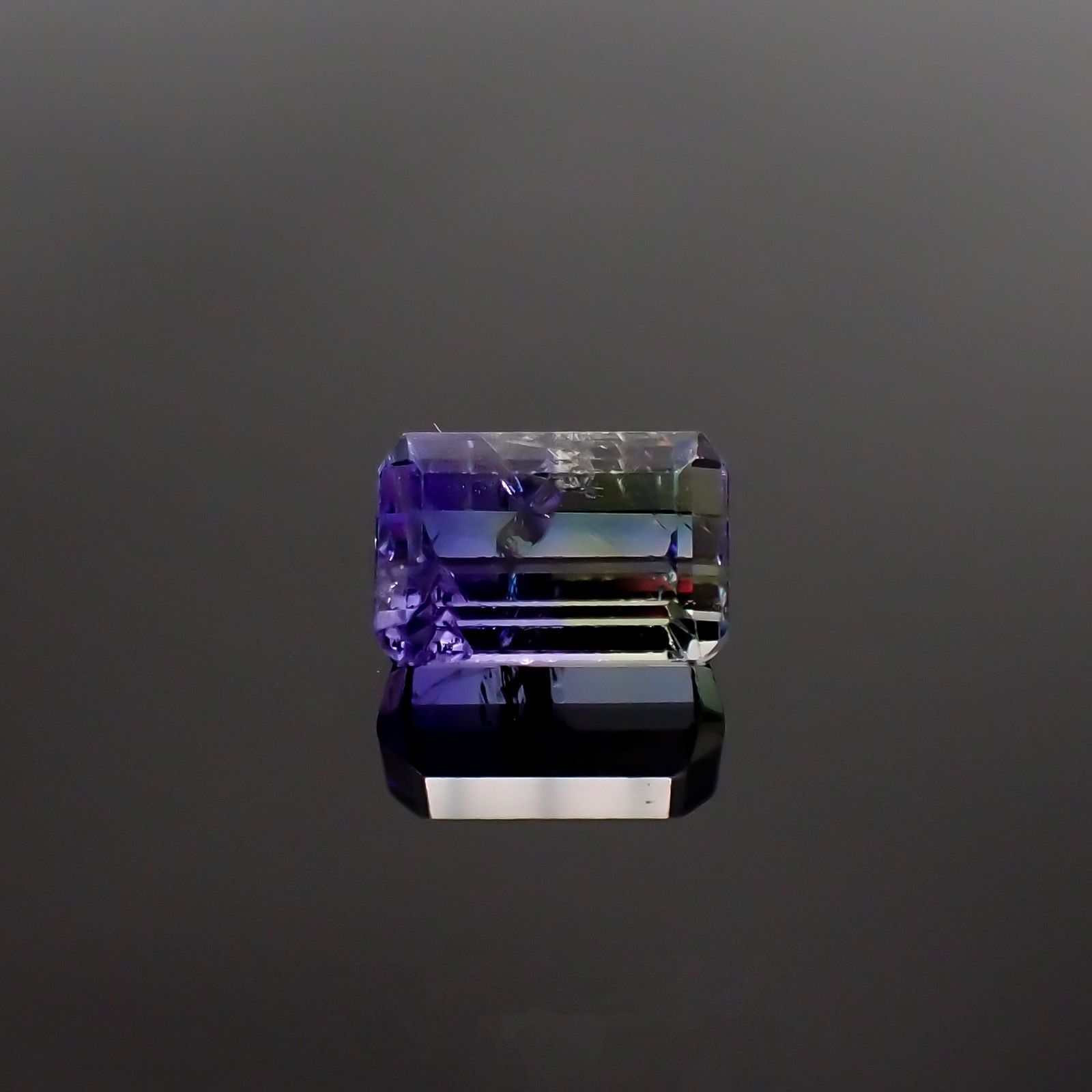 バイカラータンザナイト(宝石名バイカラー・ゾイサイト) タンザニア産 ソ付(彩珠) 2.786ct / 8.6x5.9mm前後 [210711662]