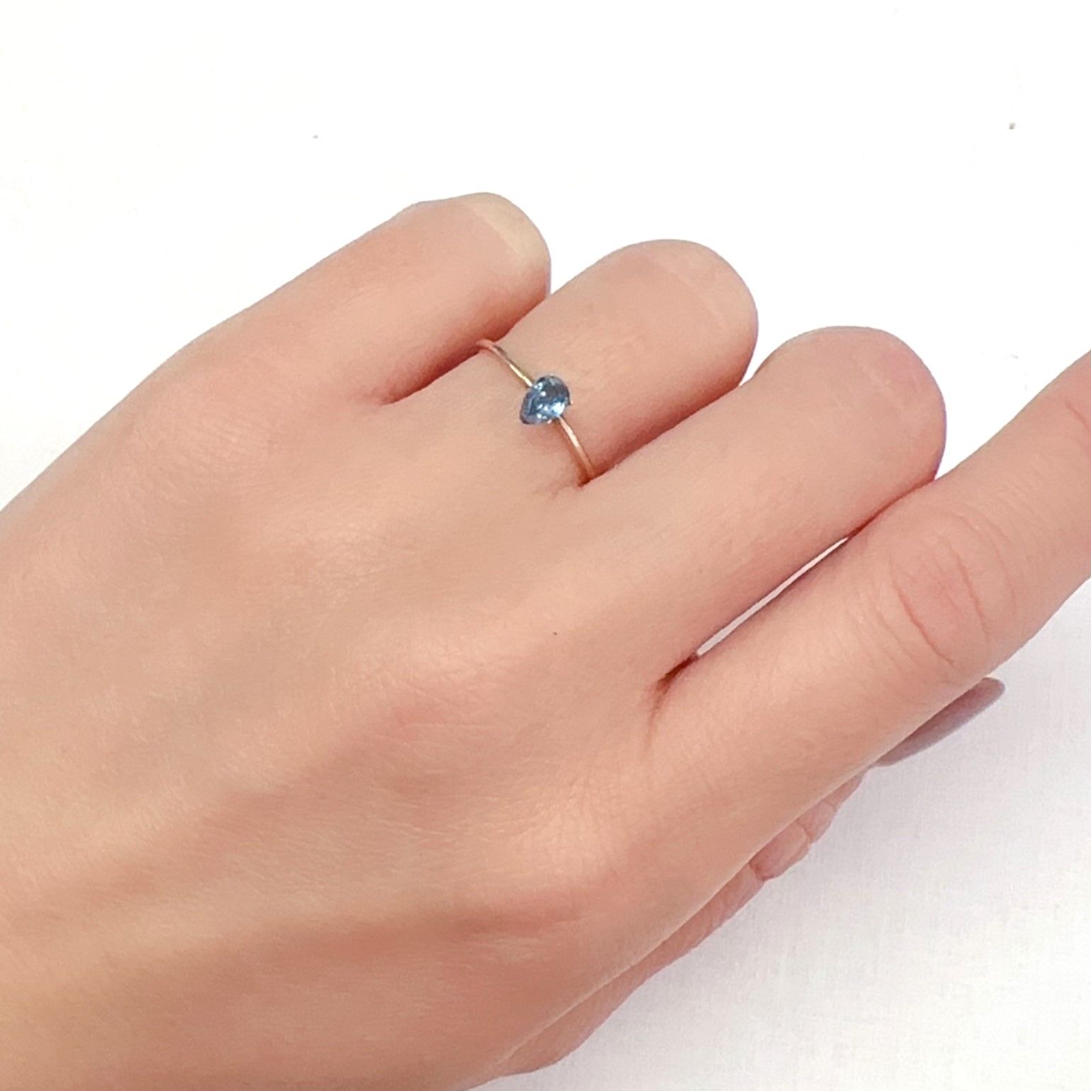 タトゥーアクアマリン ブラジル・ミナスジェライス州タトゥー鉱山産 0.24ct[240226070]5.4x3.4mm前後