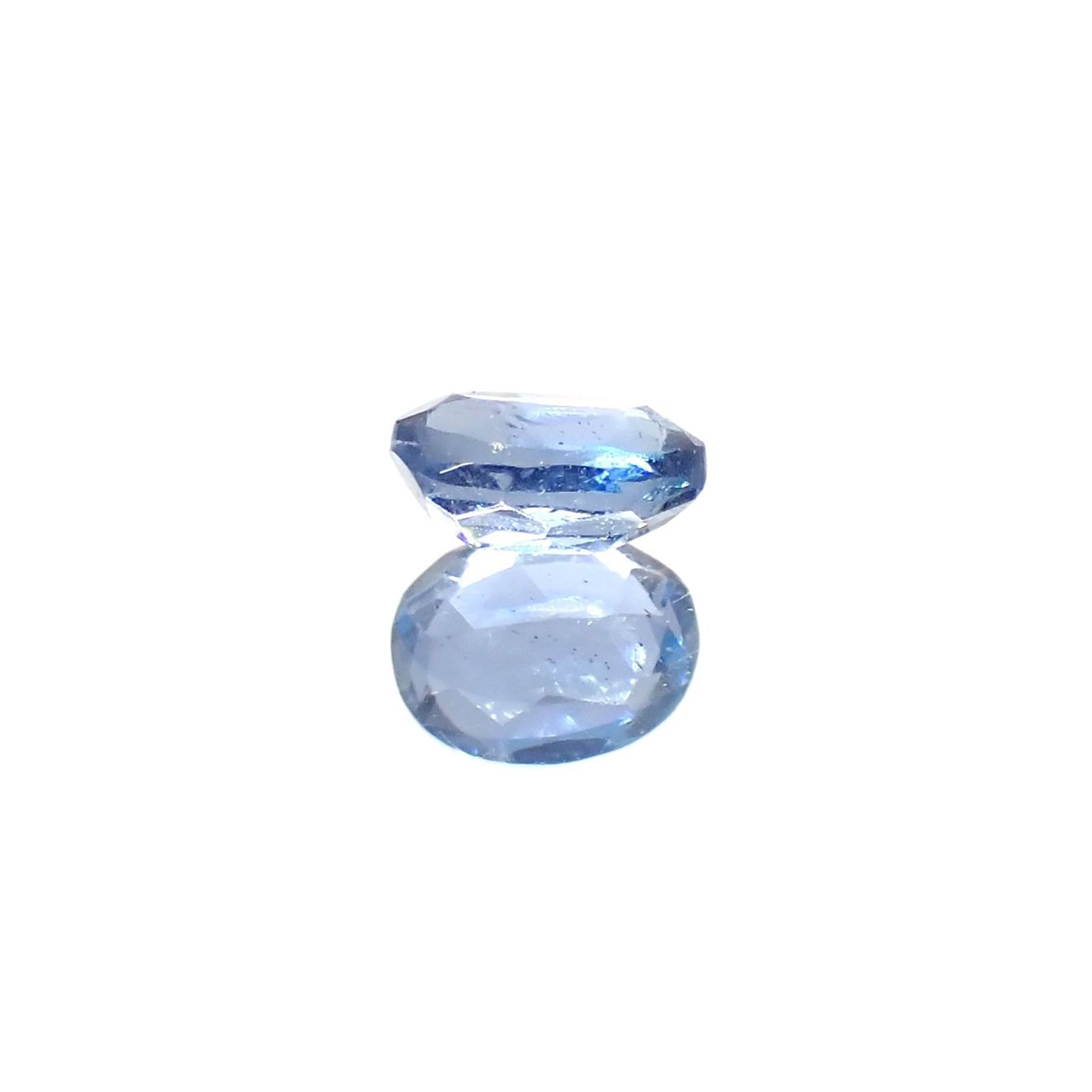 タトゥーアクアマリン ブラジル・ミナスジェライス州タトゥー鉱山産 0.19ct / 4.1x3.3mm前後 [260127176]