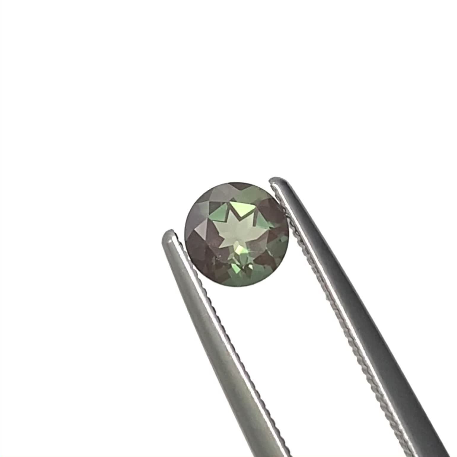 カラーチェンジアンデシン チベット産 0.47ct / 5x5mm前後 [240226314