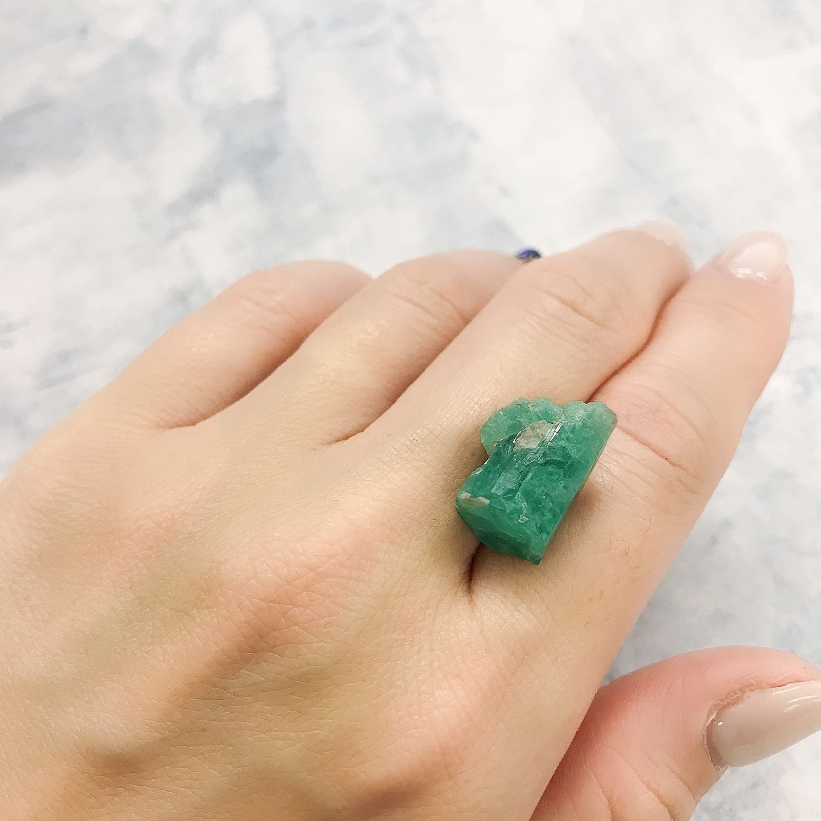 エメラルド 原石 コロンビア・ムゾー鉱山産 15.52ct[220515786]15.1x11.6mm前後