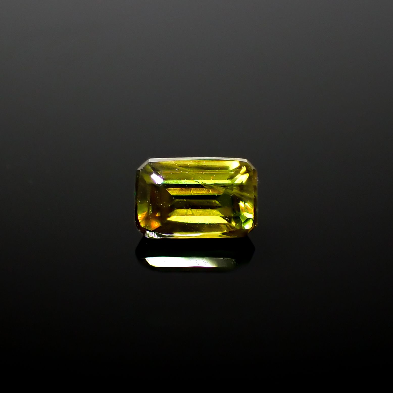 カラーチェンジスフェーン(宝石名スフェーン / カラーチェンジ・タイプ)パキスタン産 0.70ct 識別済[240627956]5.9x3.8mm前後