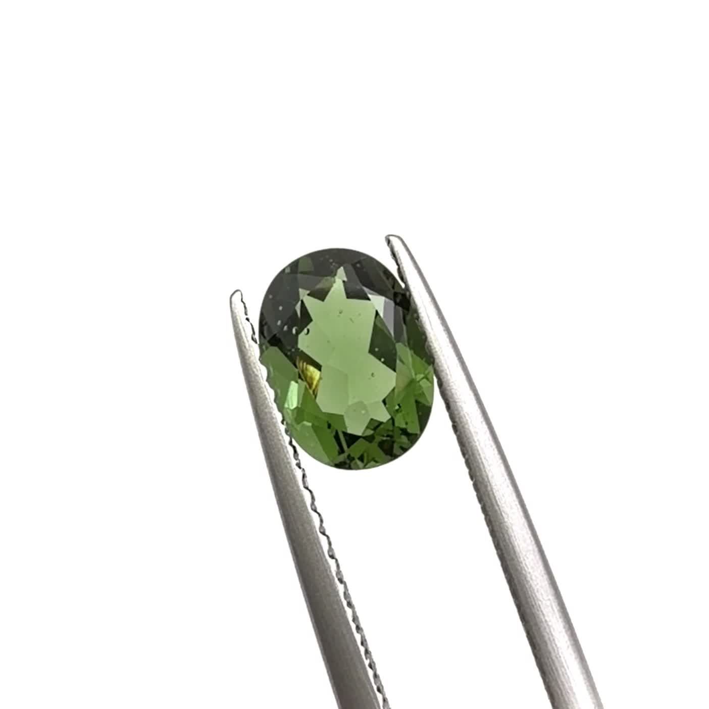 モルダバイト 発見地：旧チェコスロバキア 1.07ct / 8.1x5.9mm前後