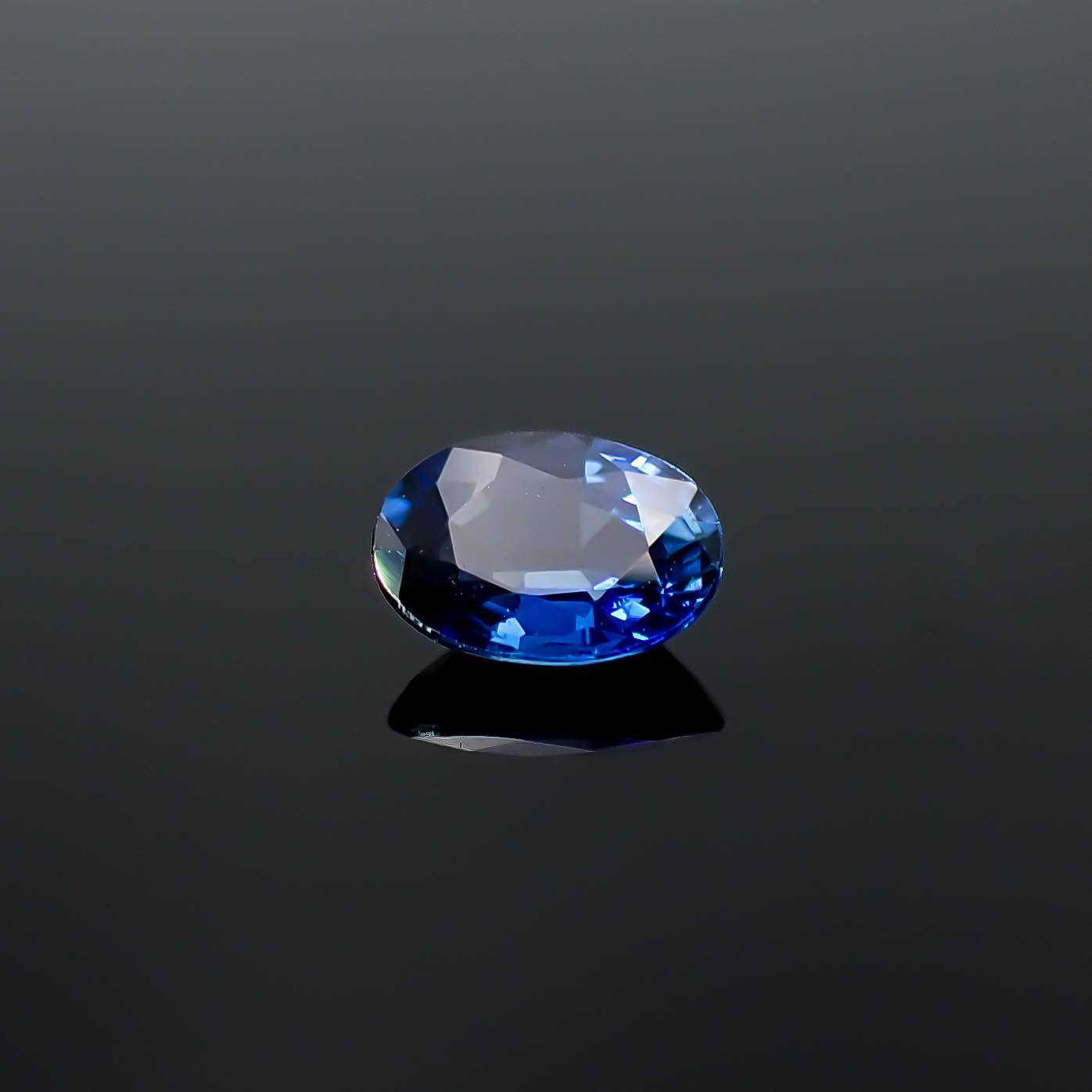 サファイア スリランカ/マダガスカル産 0.65ct / 6.2x4.5mm前後 [251031223]