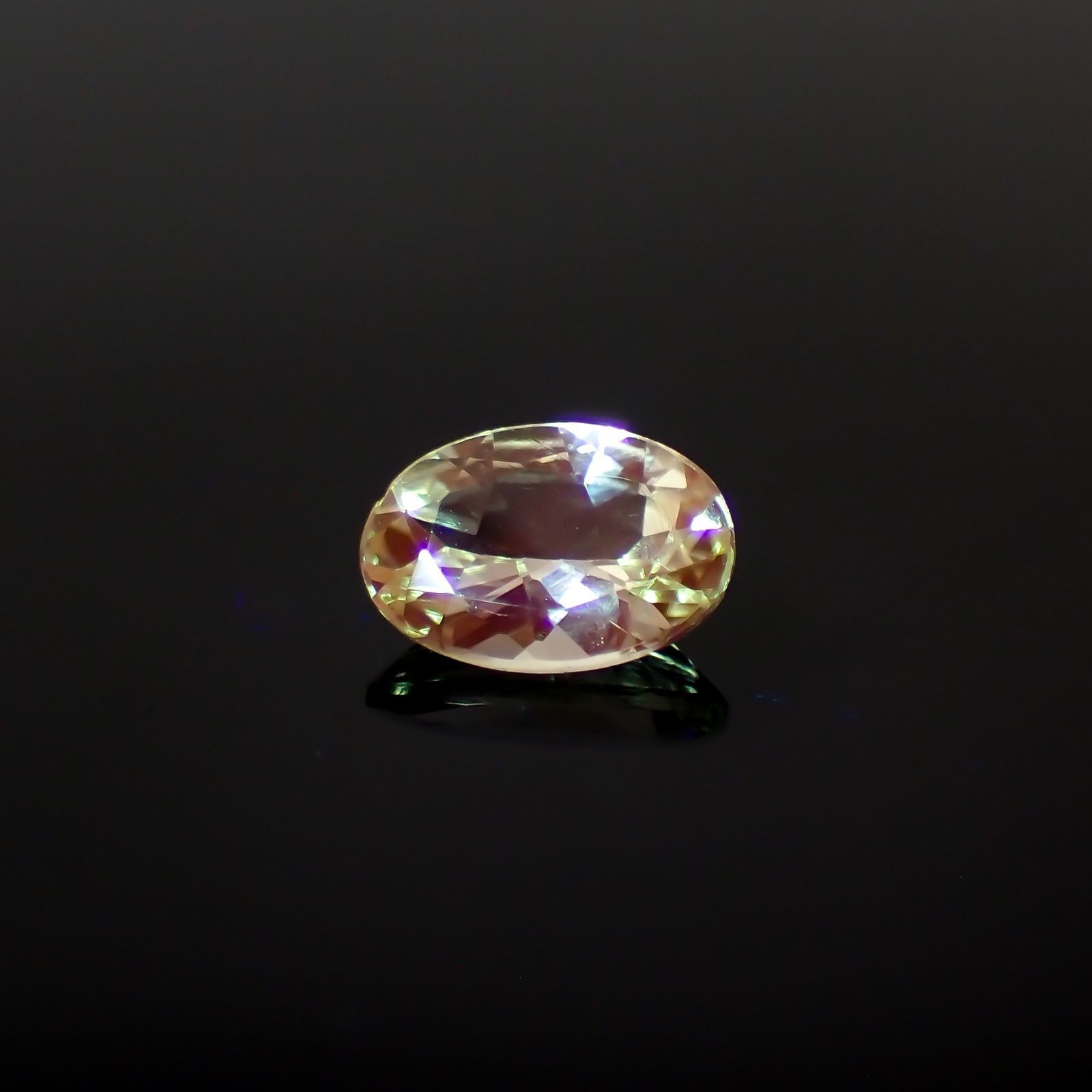 ミントガーネット タンザニア産 0.61ct / 6.5x4.5mm前後 [260223726]