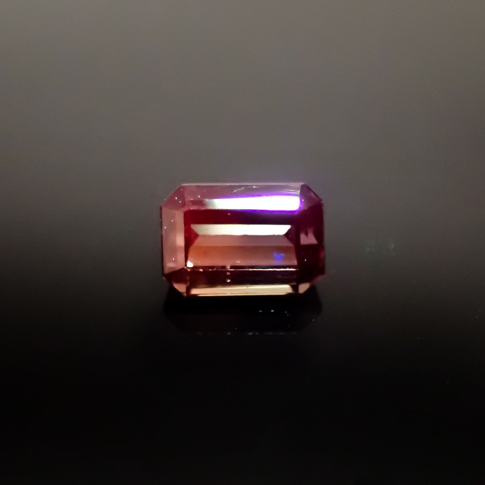 バイカラーサファイア(宝石名バイカラー・サファイア)タンザニア・ソンゲア鉱山産 識別済 0.31ct / 4.1x2.8mm前後 [220717153]