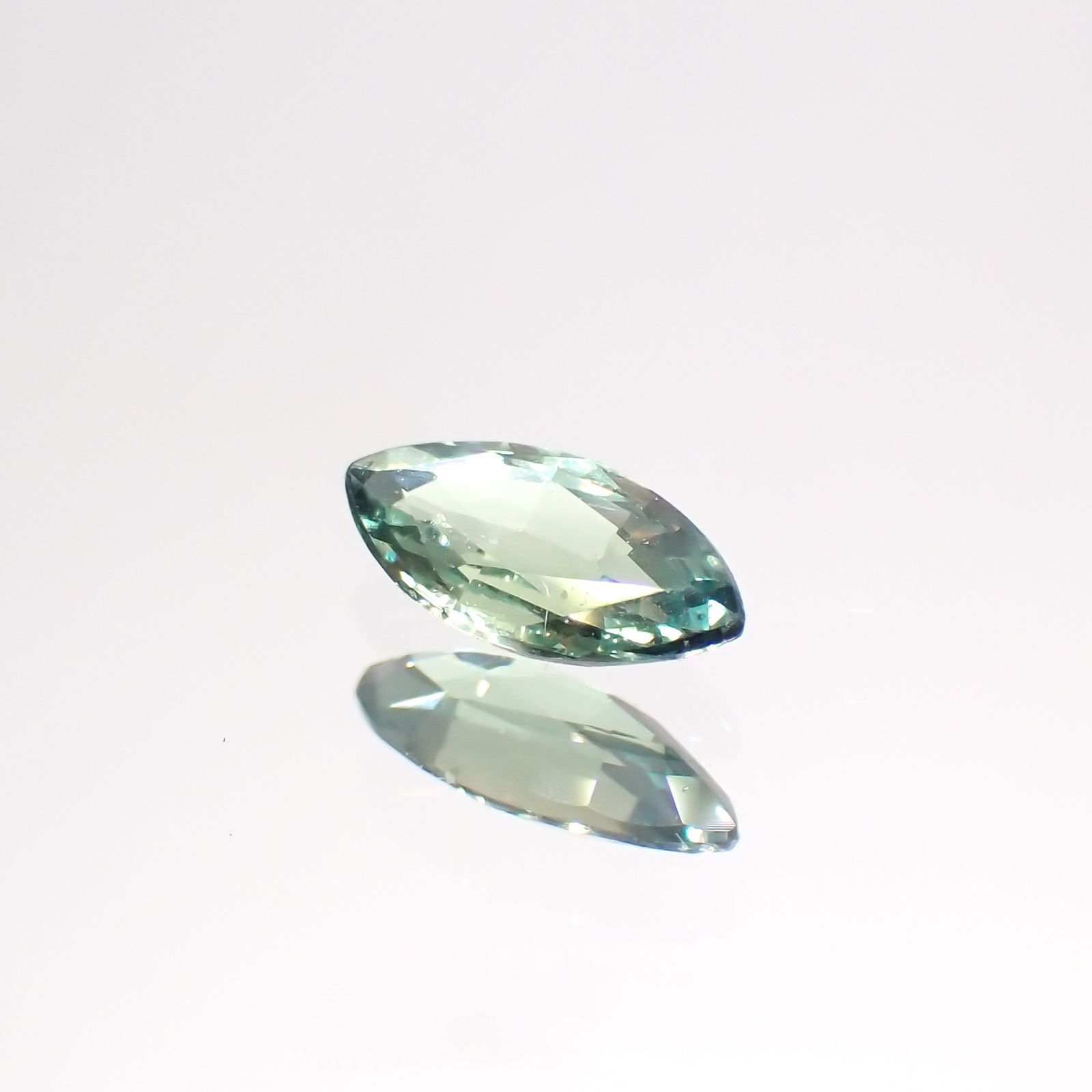 アレキサンドライト(宝石名アレキサンドライト)マダガスカル産 0.34ct 識別済[220114618]6.7x3.3mm前後